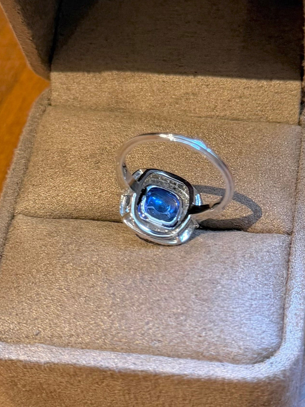 "Blanche" Bague Art déco en platine, saphir et diamants