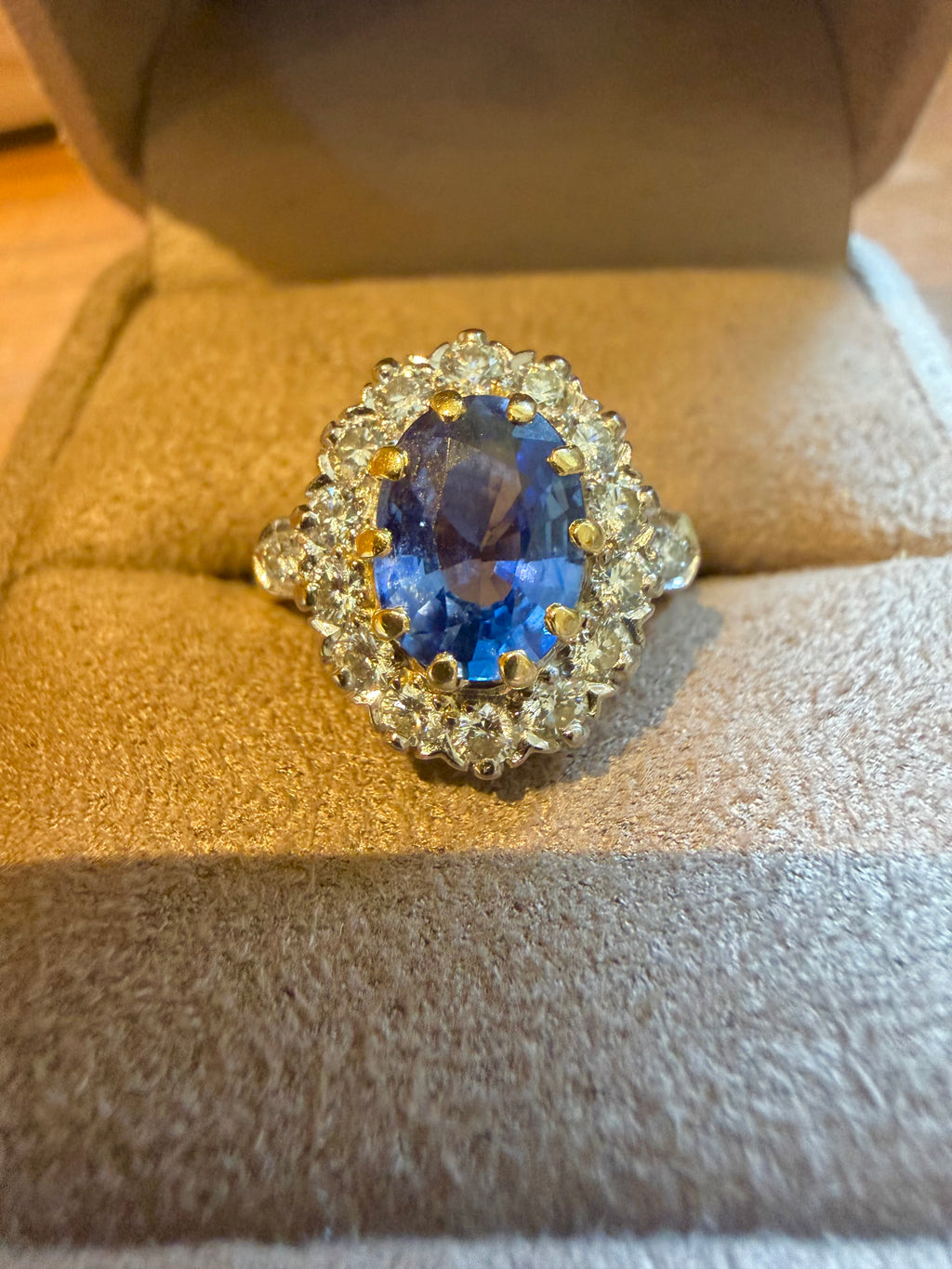 "Romane" Bague Pompadour en or jaune, saphir et diamants