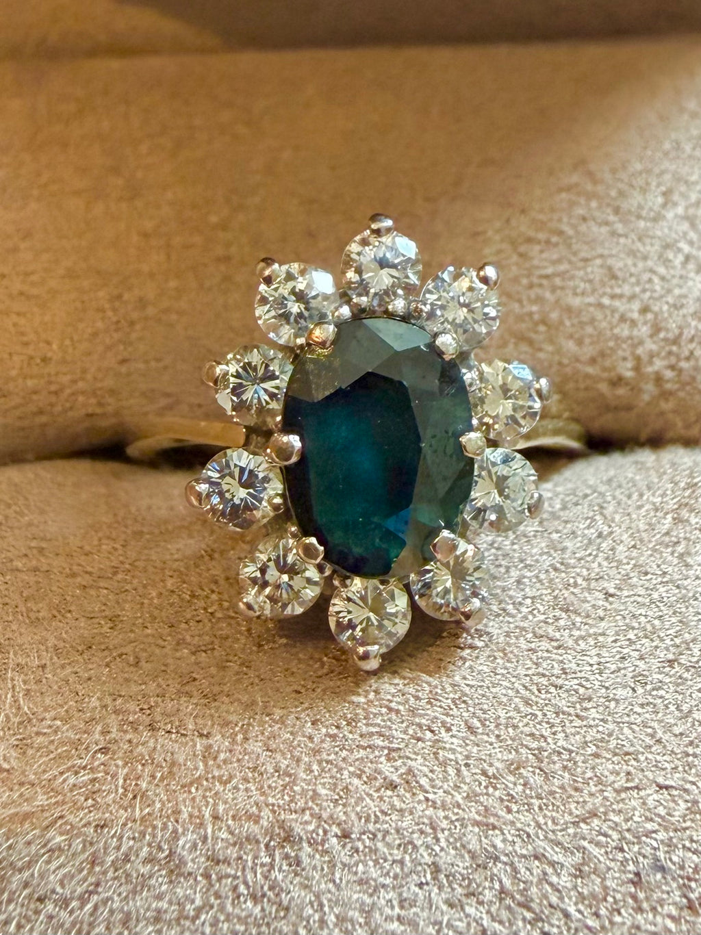 "Pauline" Bague Pompadour en or blanc saphir et diamants