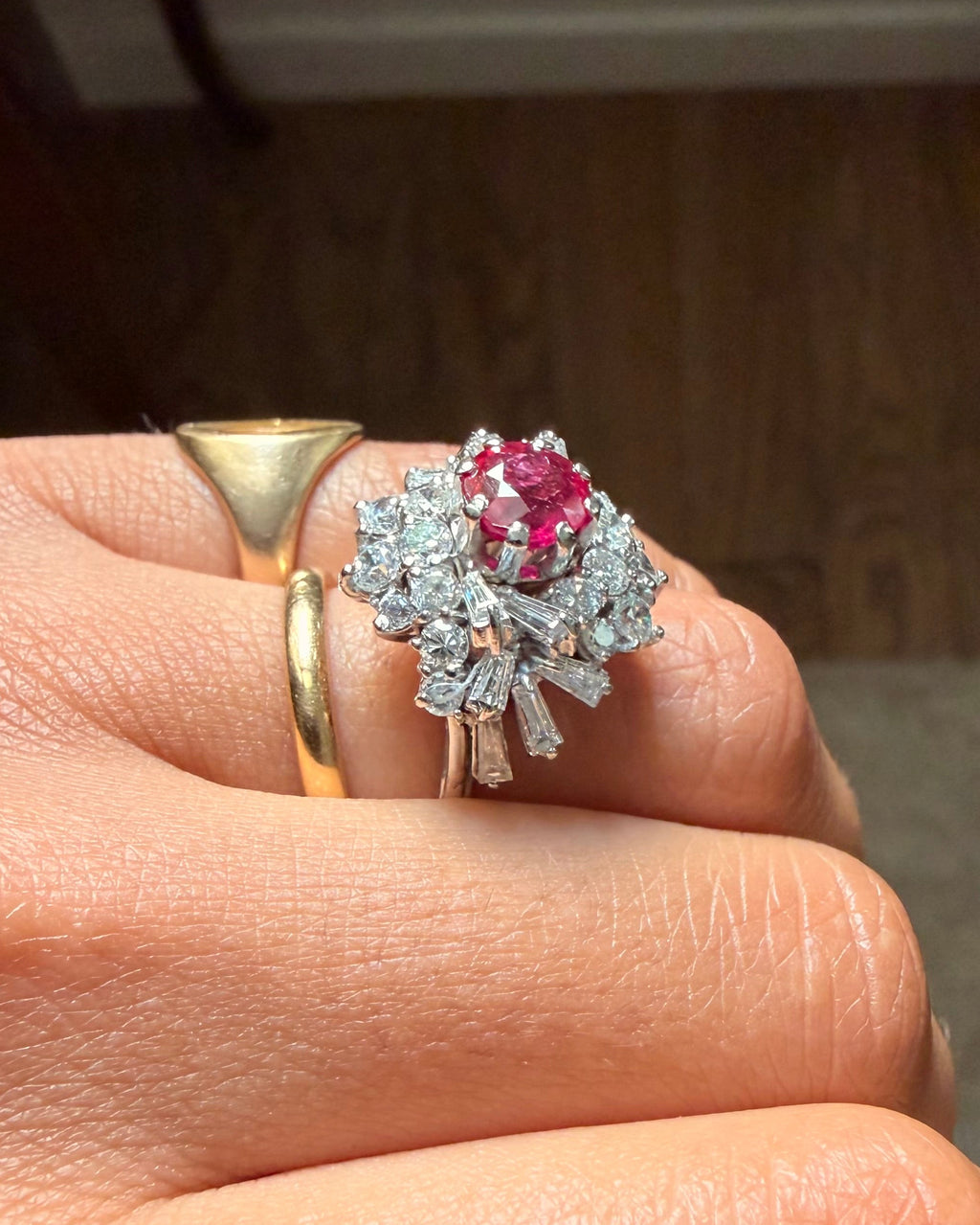 "Héloïse" Bague Dôme en or banc rubis et diamants.