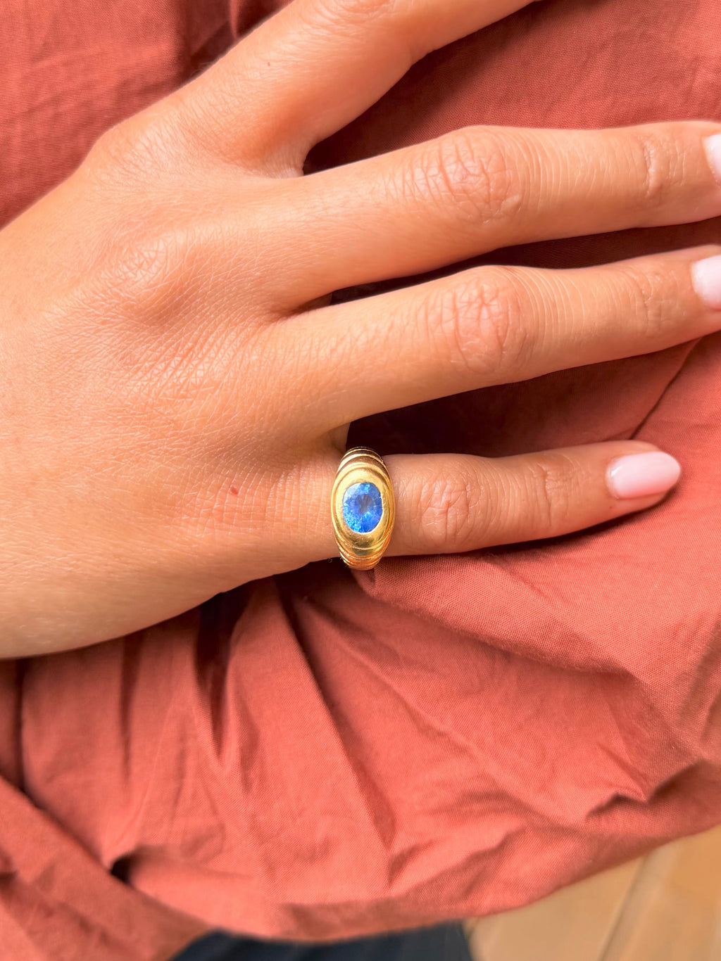 "Théodora" Bague Chevalière en or jaune et saphir