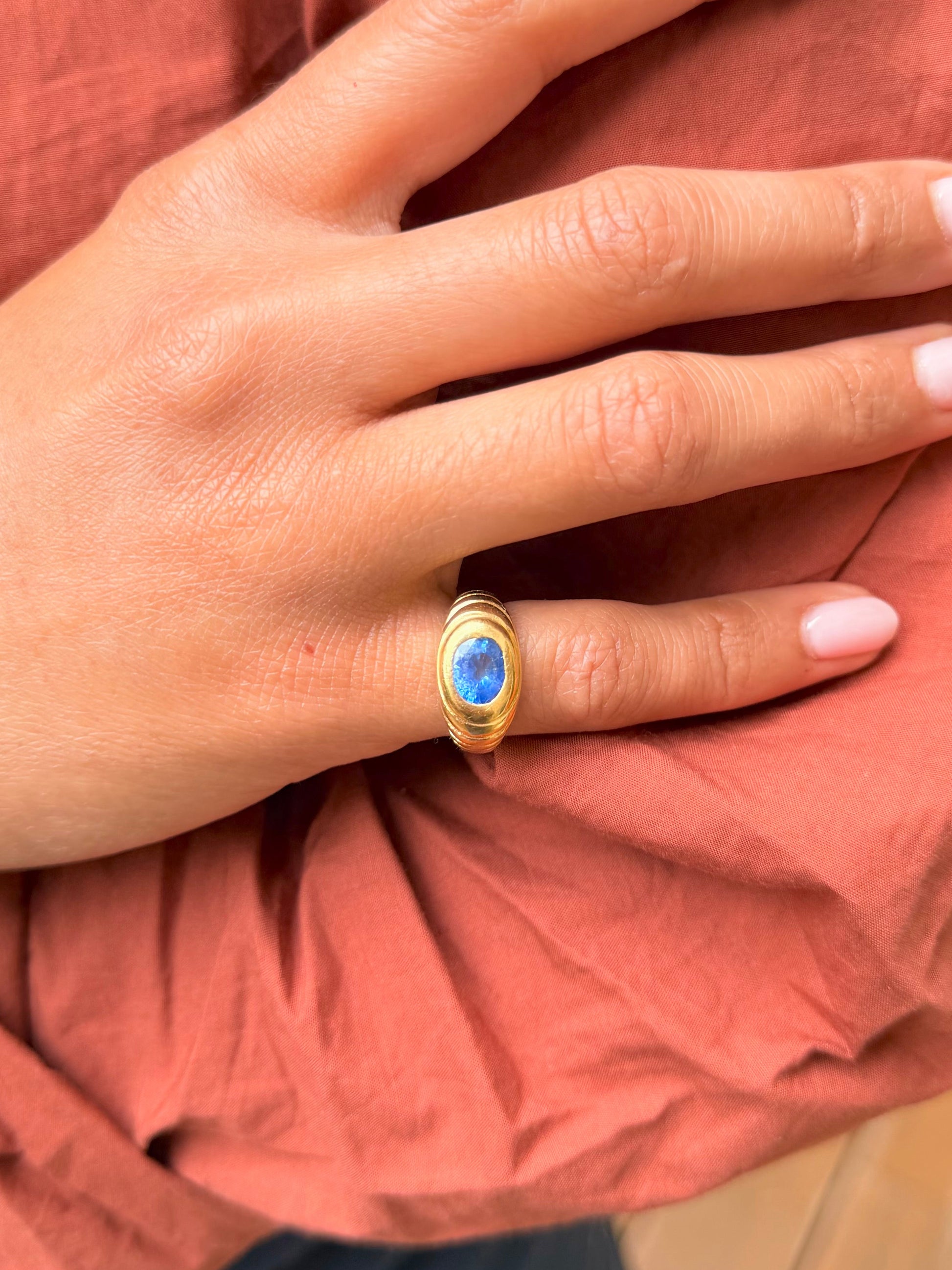 "Théodora" Bague Chevalière en or jaune et saphir