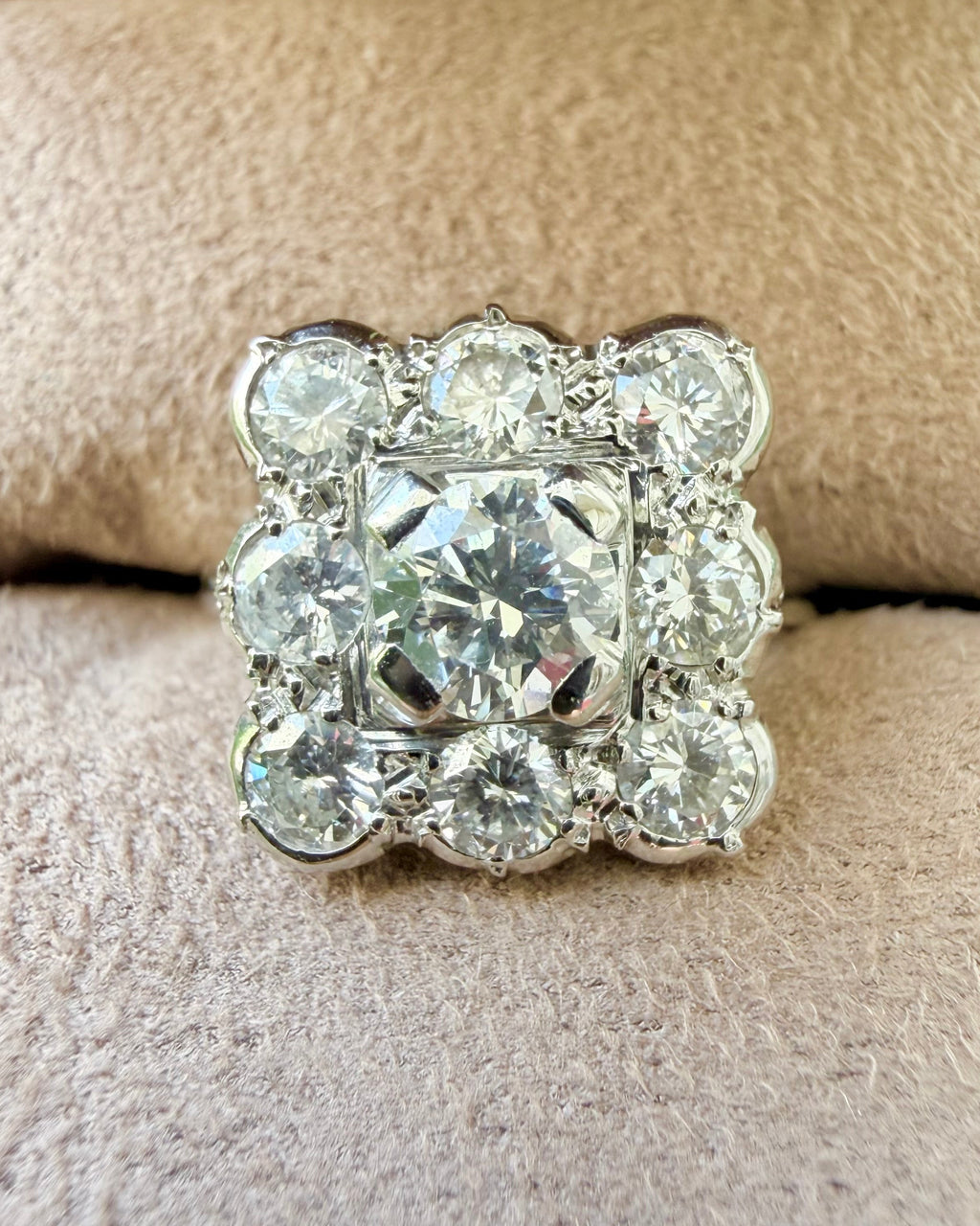 "Loup" Bague entourage art déco en platine et diamants