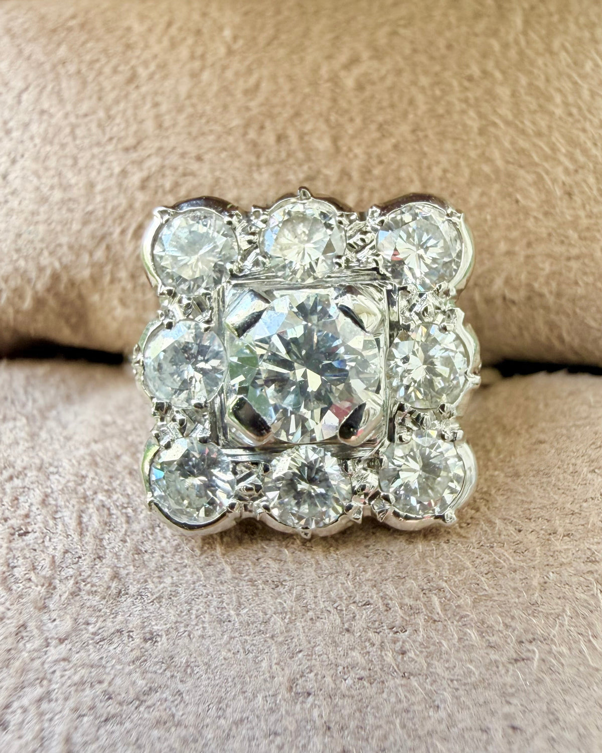 "Loup" Bague entourage art déco en platine et diamants