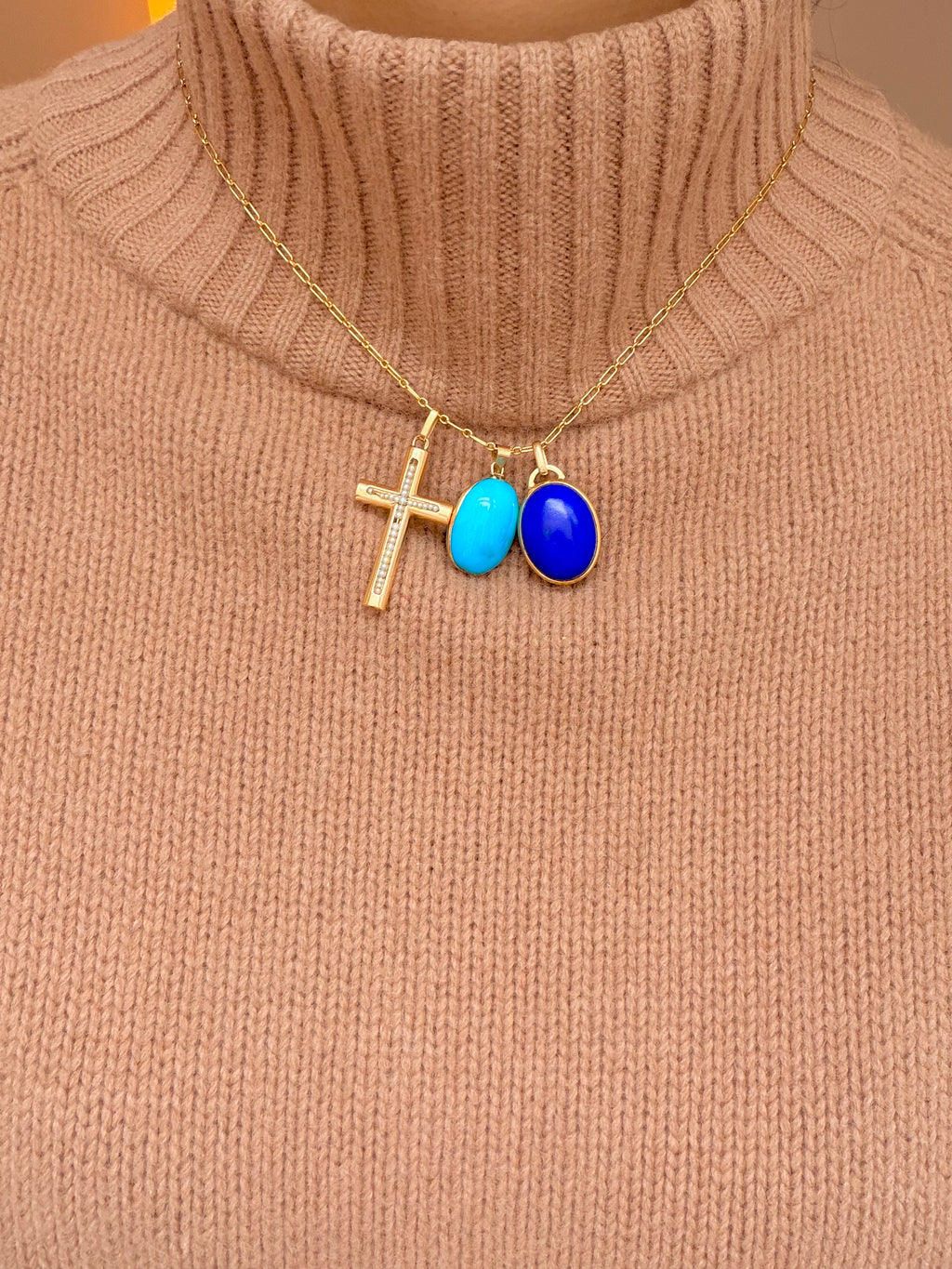 Yellow gold and turquoise pendant
