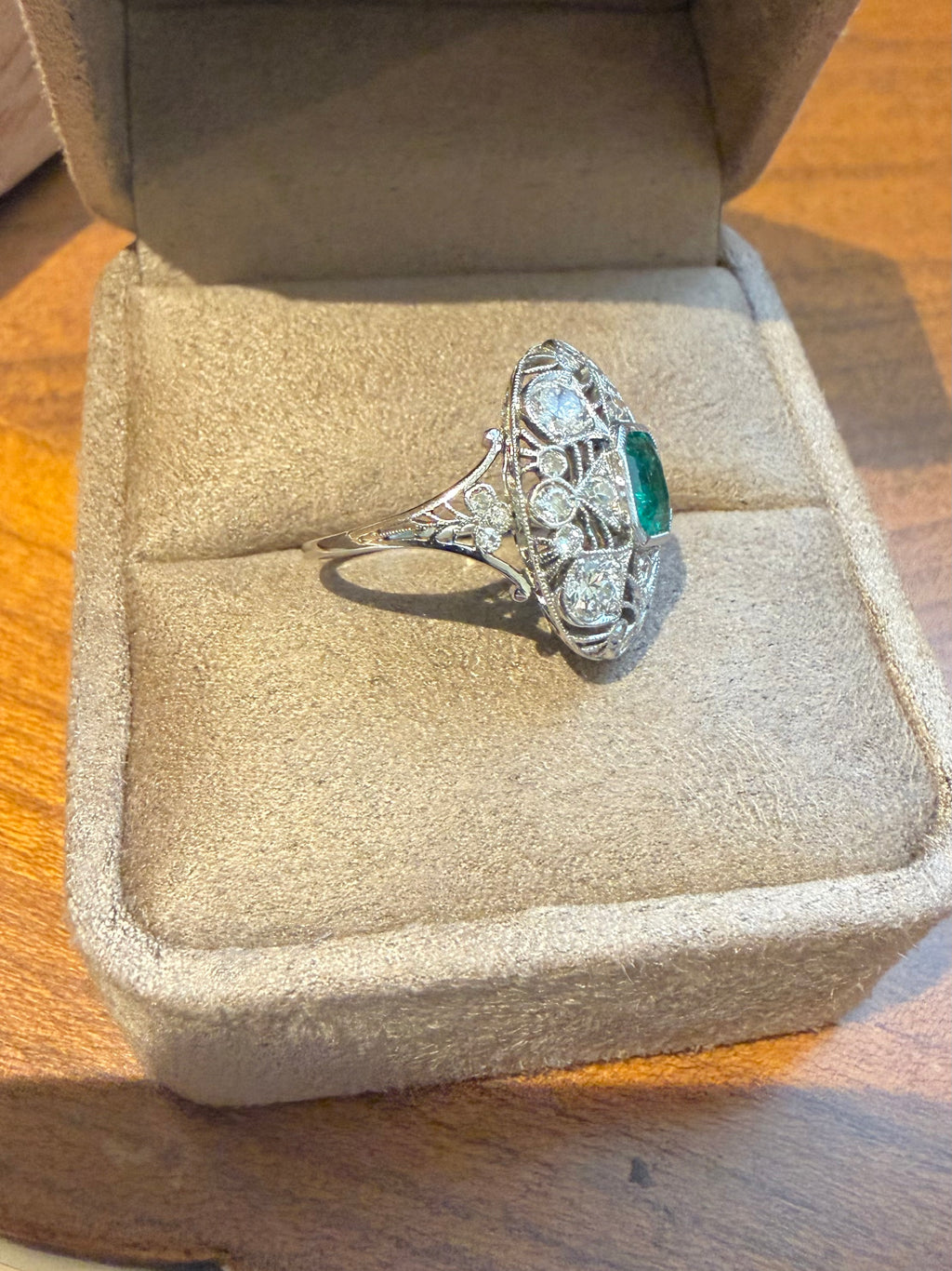 " Marie" Bague entourage dentelle en or blanc émeraude et diamants