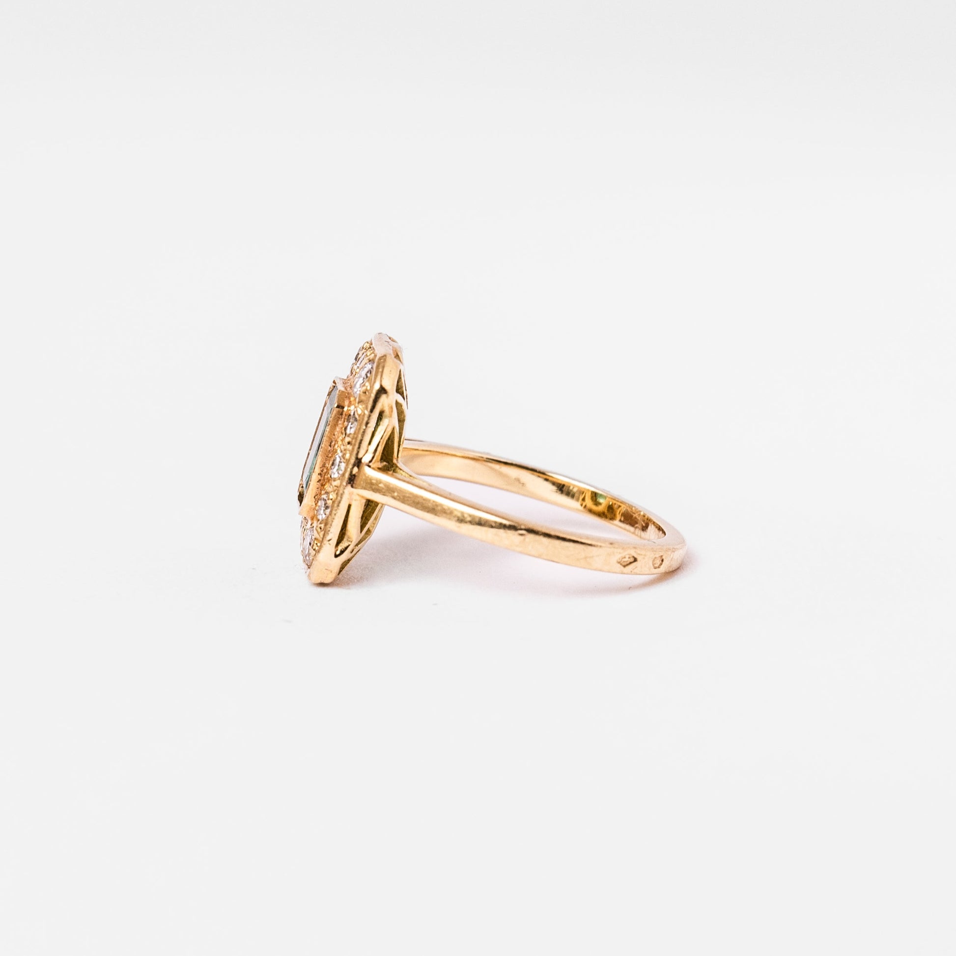 Bague en or jaune, émeraude et diamants