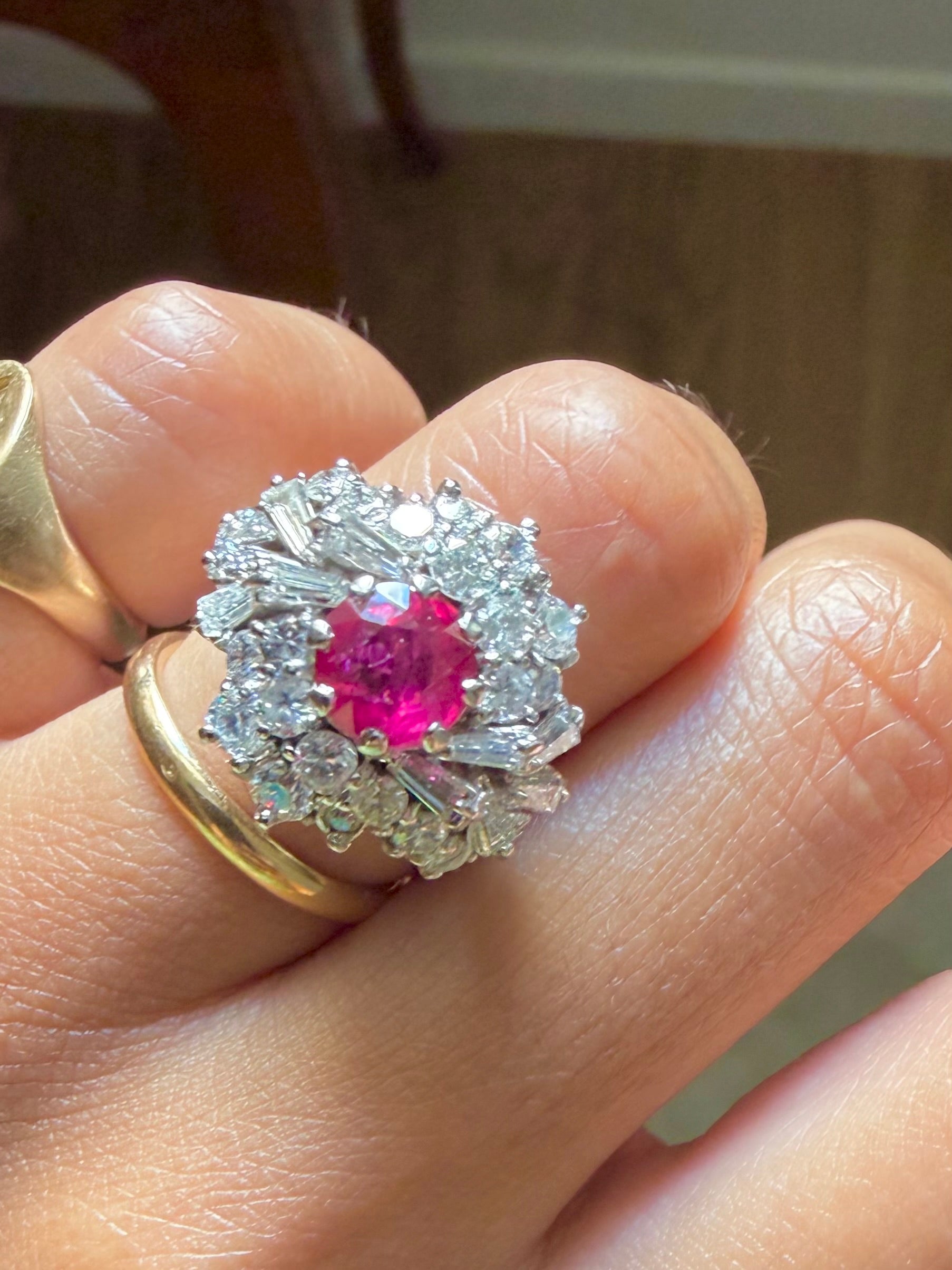 "Héloïse" Bague Dôme en or banc rubis et diamants.