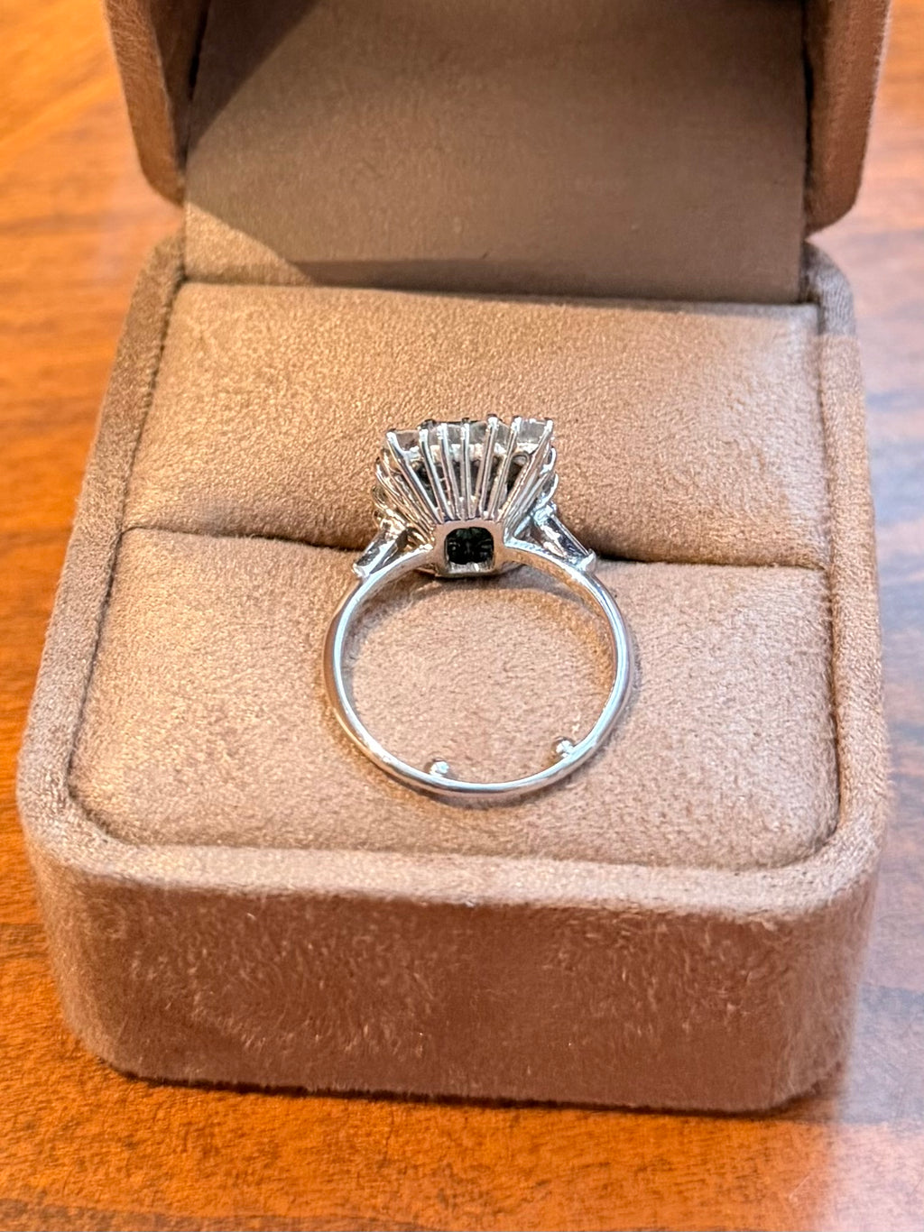 "Agnes" Bague en or blanc, émeraude et diamants