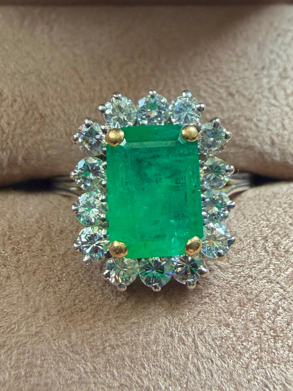 '' Emilie"  Bague entourage en or blanc émeraude et diamants