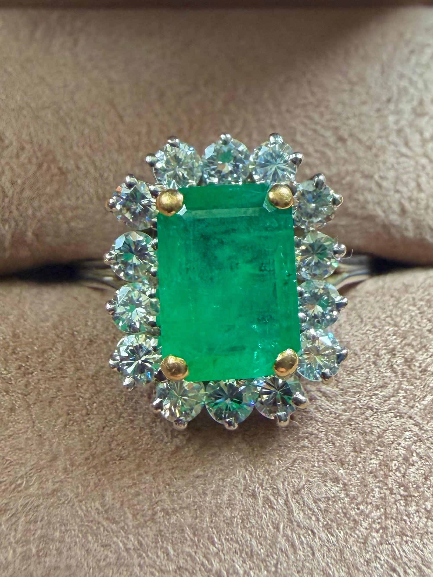 '' Emilie"  Bague entourage en or blanc émeraude et diamants
