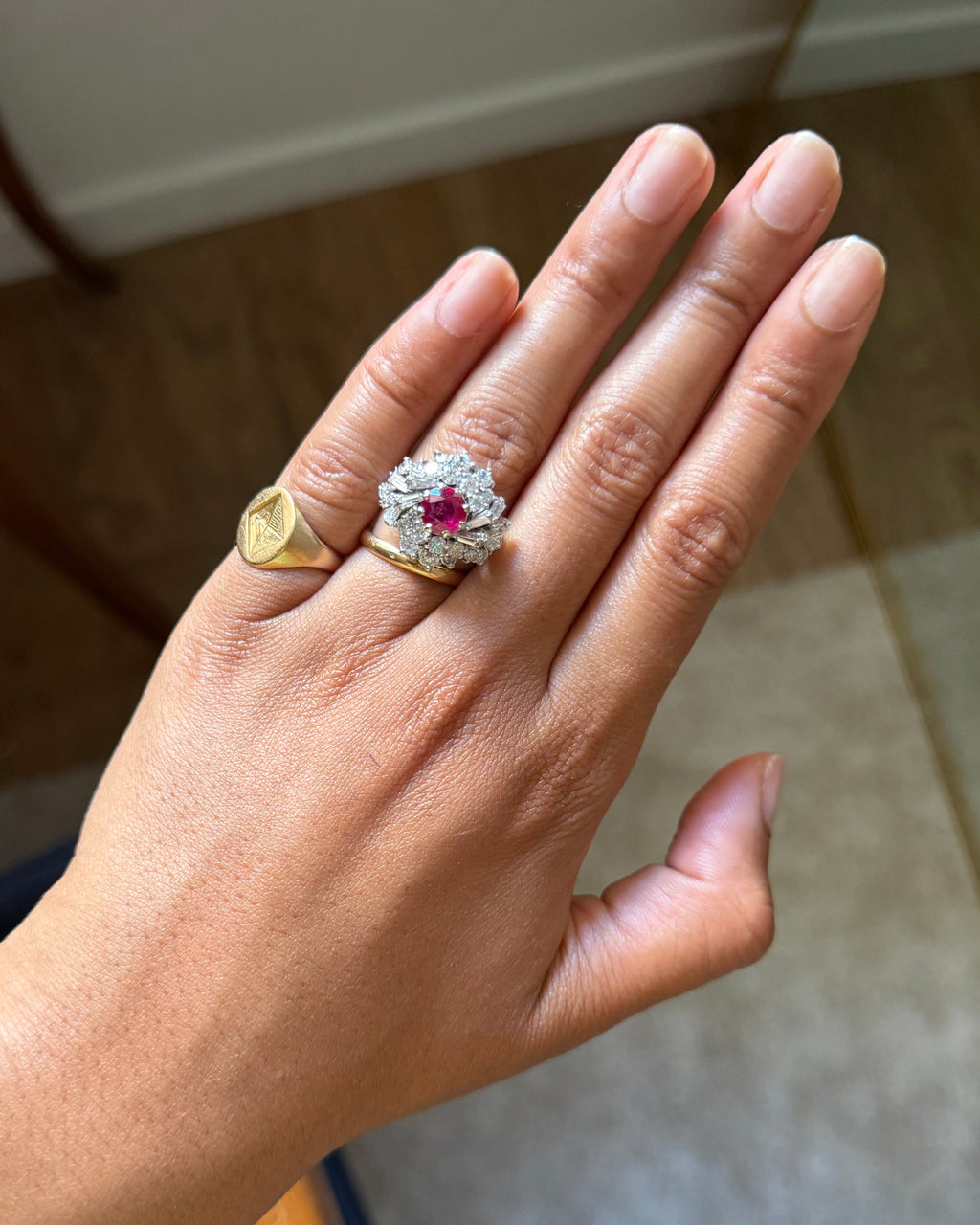 "Héloïse" Bague Dôme en or banc rubis et diamants.