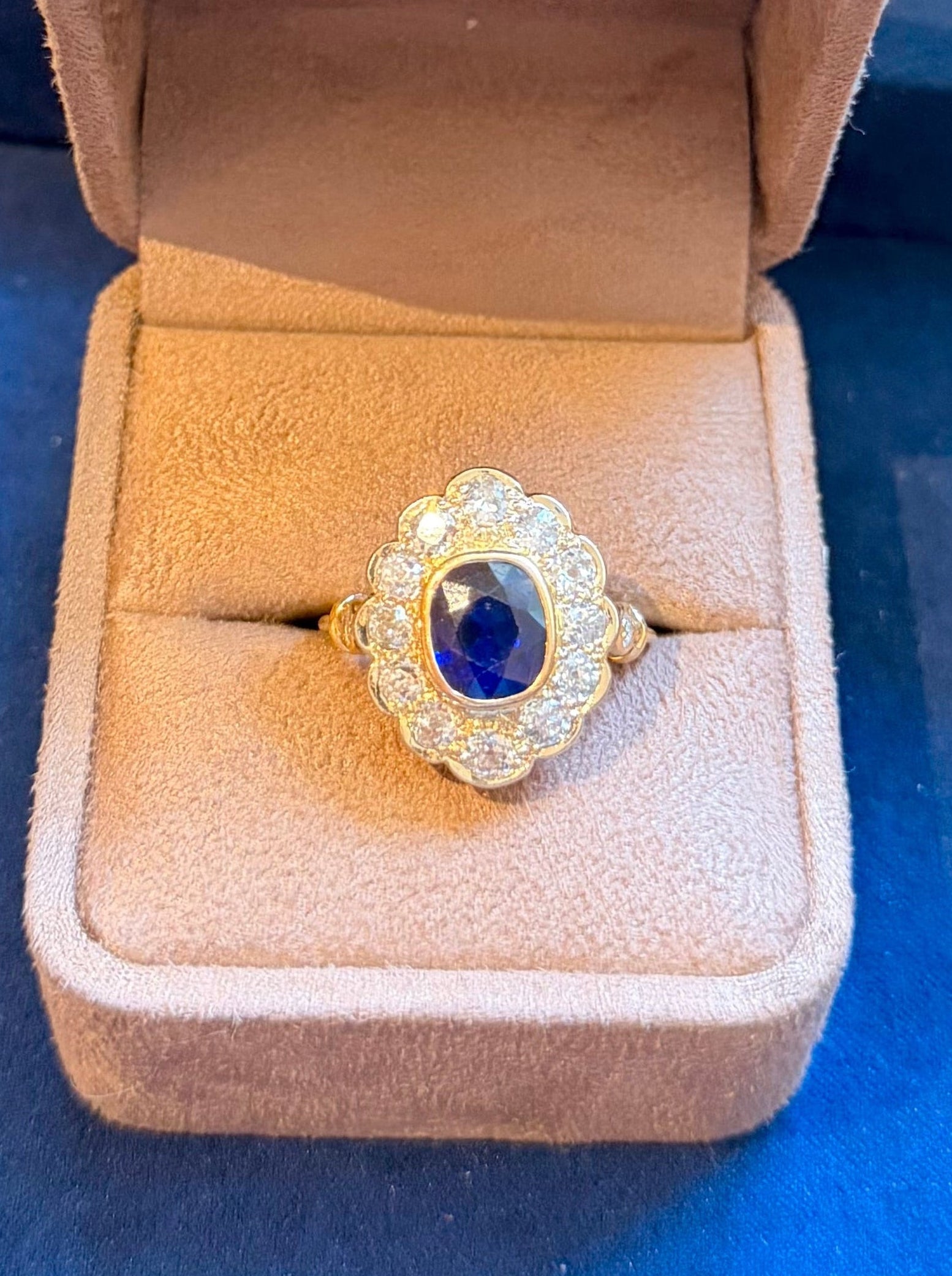 "Clémentine" Bague Pompadour en or jaune, saphir et diamants