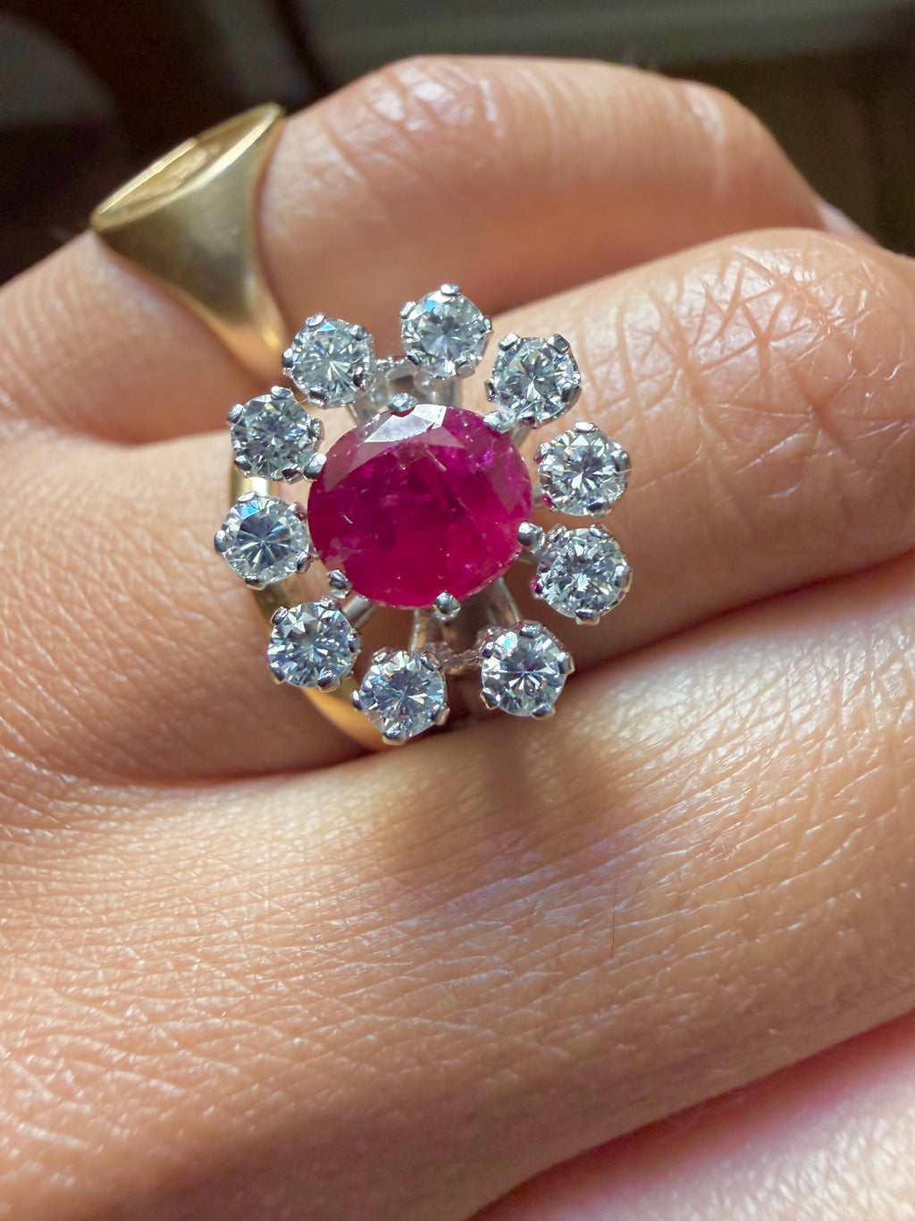 "Albane" Bague en or blanc, rubis et diamants