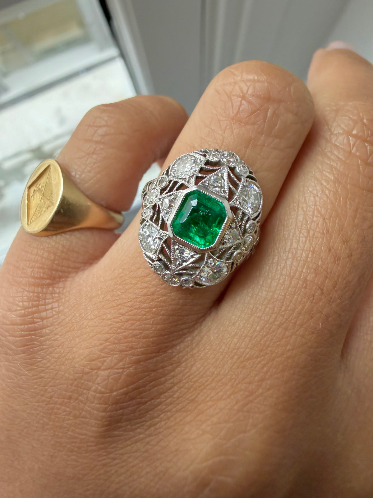 " Marie" Bague entourage dentelle en or blanc émeraude et diamants