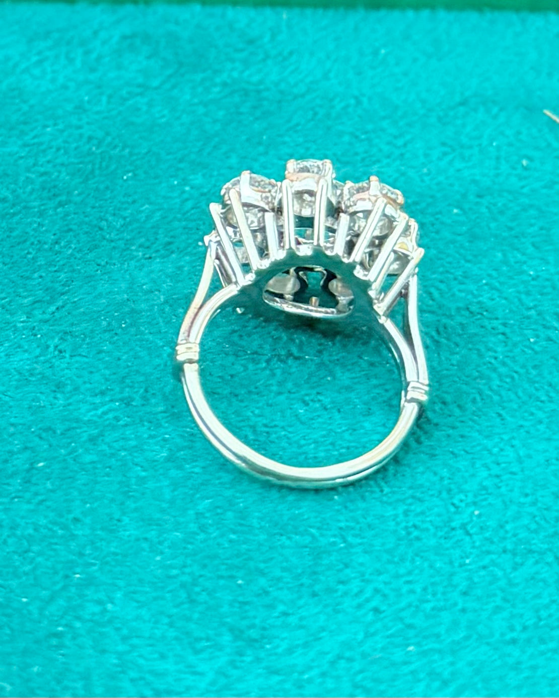 "Félicie" Bague Marguerite en platine, et diamants 2,75 carats.