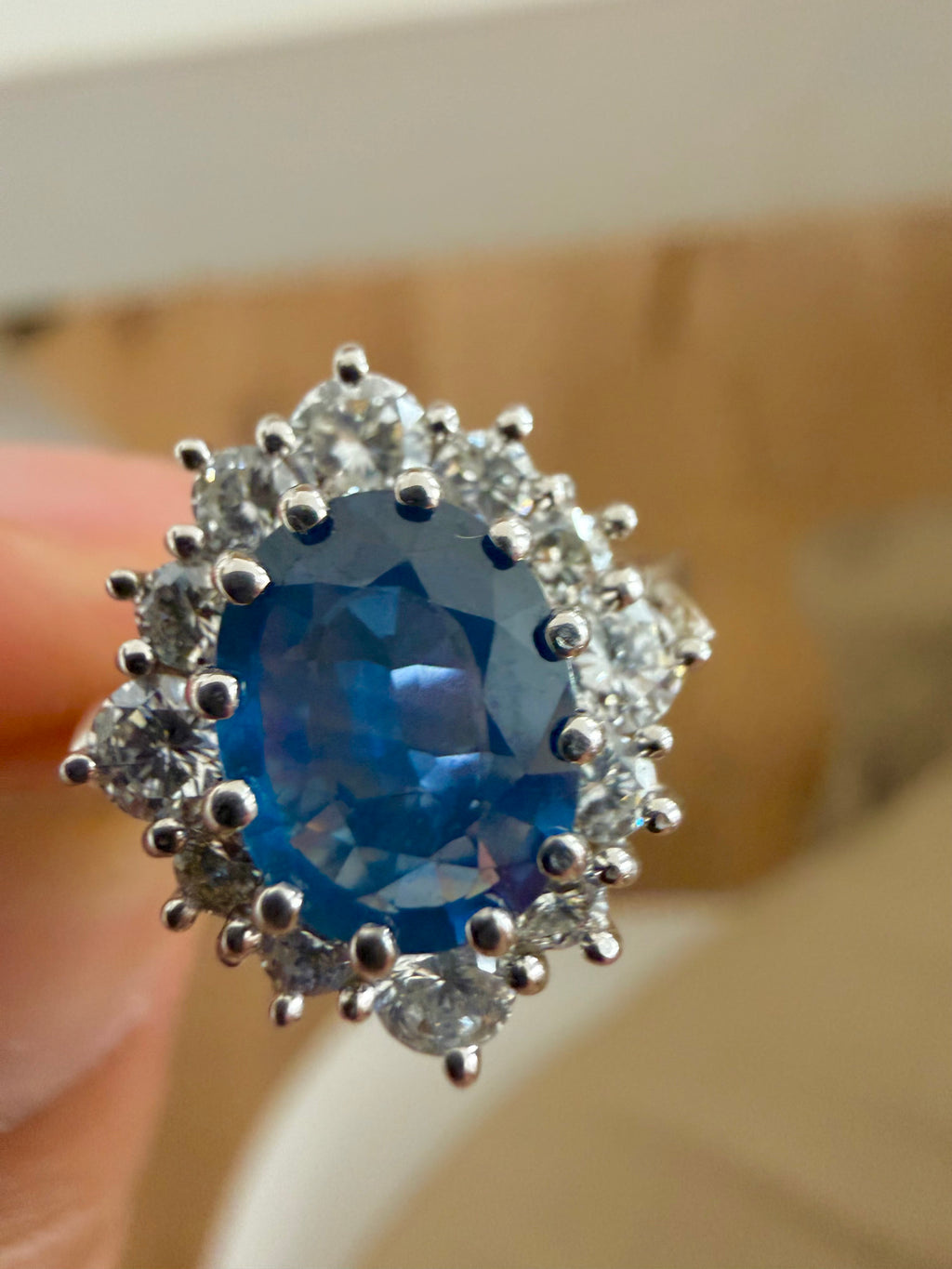 "Blandine" Bague Pompadour en or blanc, saphir et diamants
