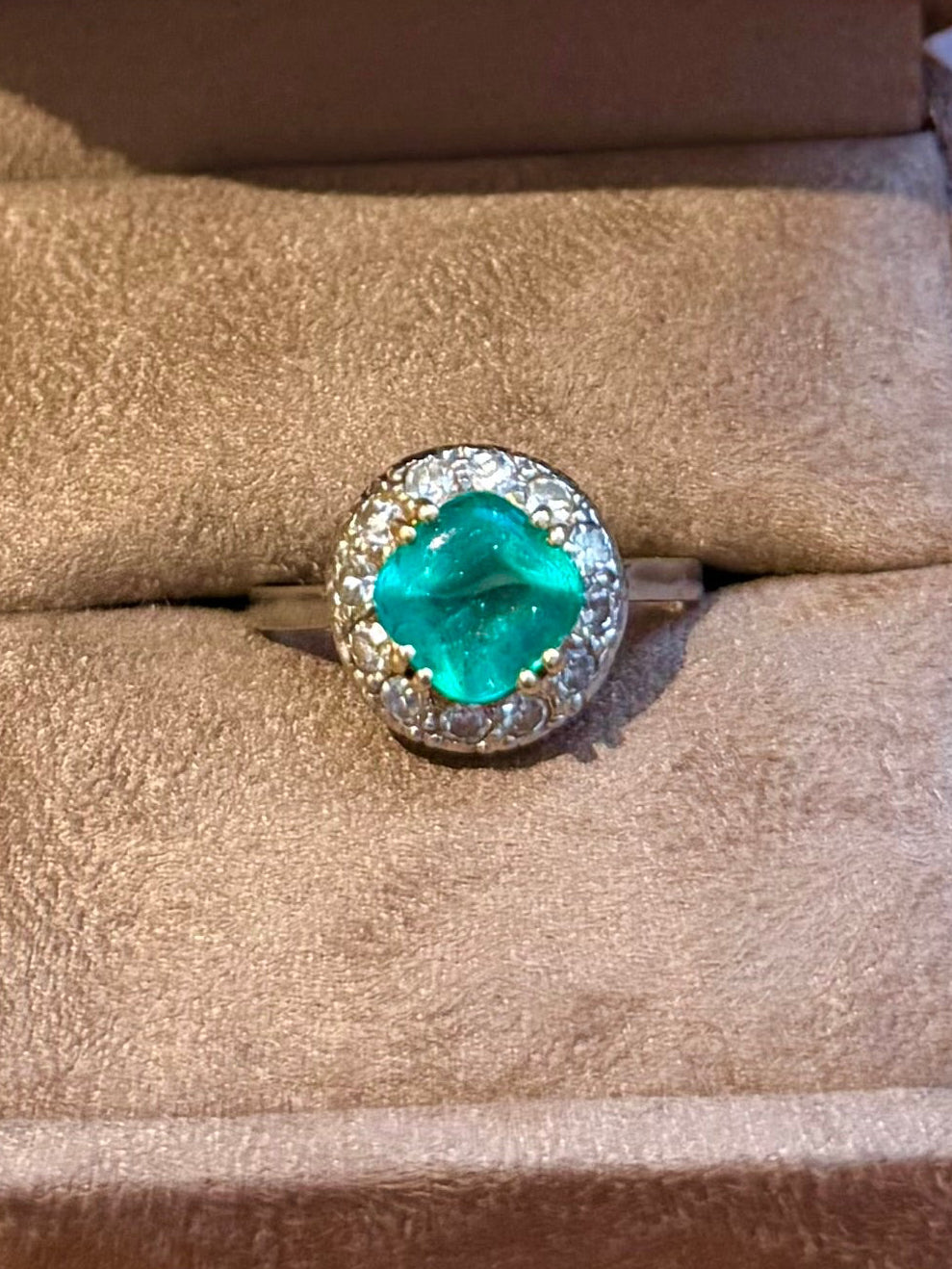 "Ambre" Bague en platine émeraude et diamants