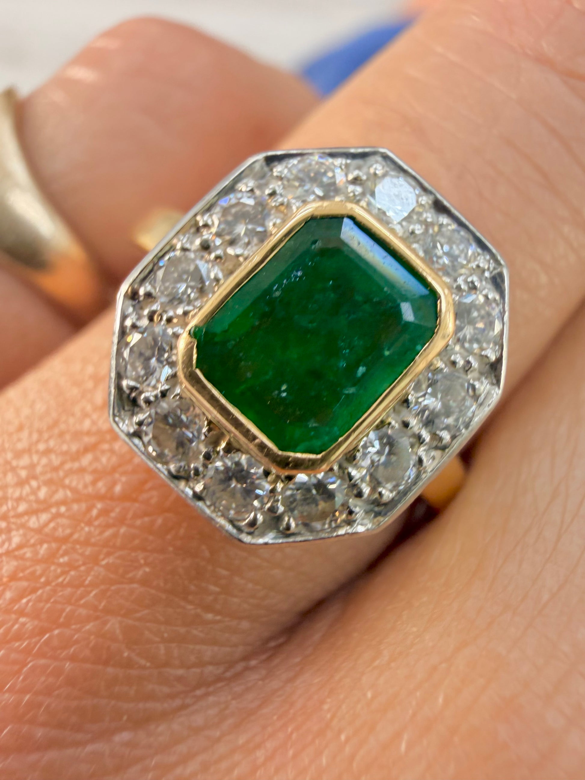 « Mahaut » Bague entourage en or jaune émeraude et diamants