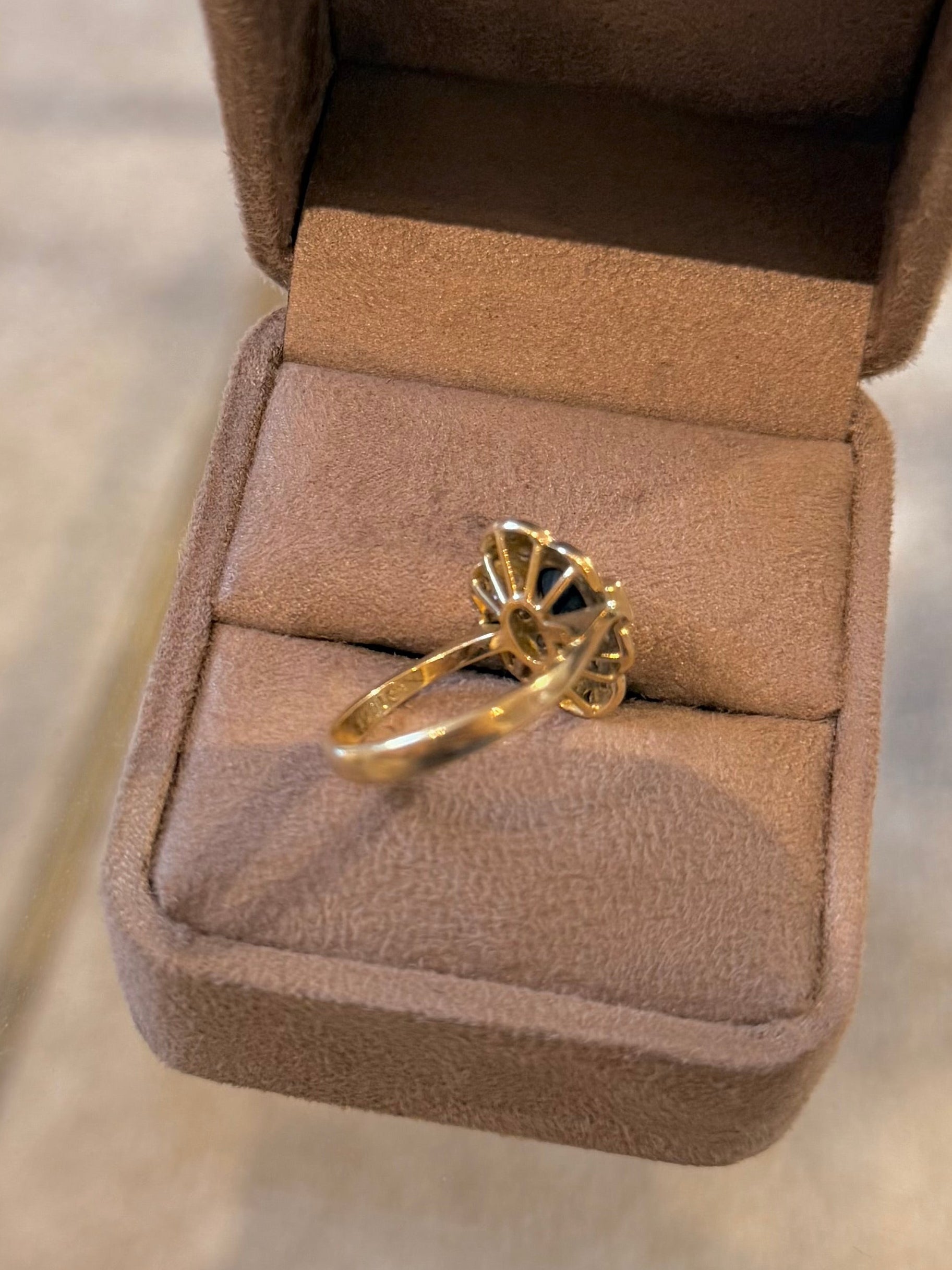 « Anastasia » Bague en or jaune saphir et diamants