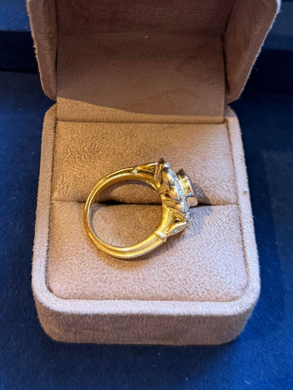 "Clémentine" Bague Pompadour en or jaune, saphir et diamants