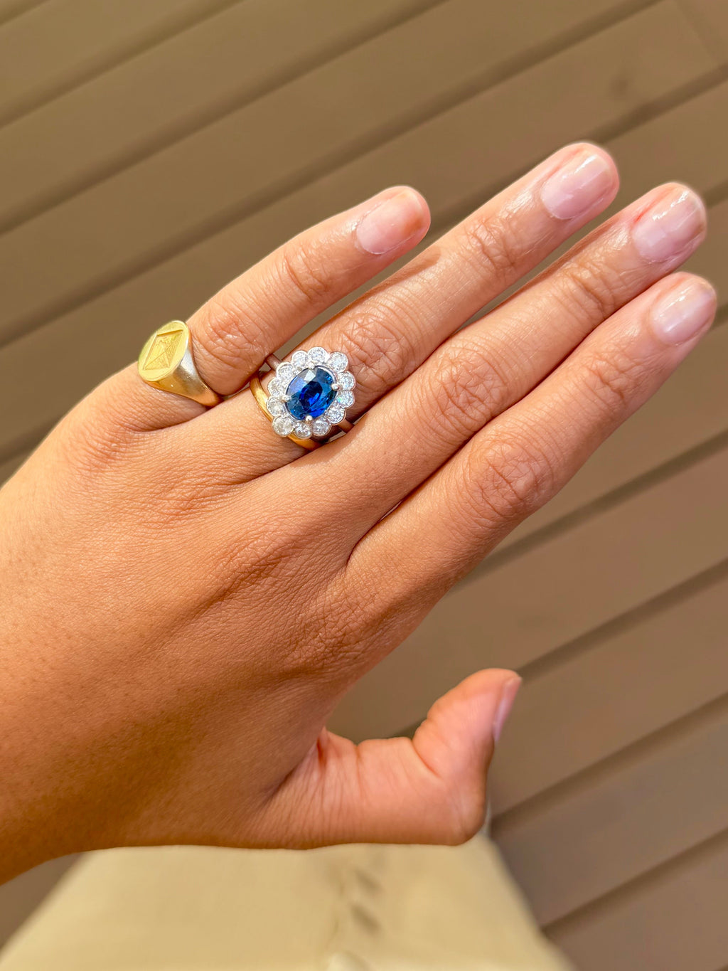 "Judith" Bague Pompadour en or blanc, saphir et diamants
