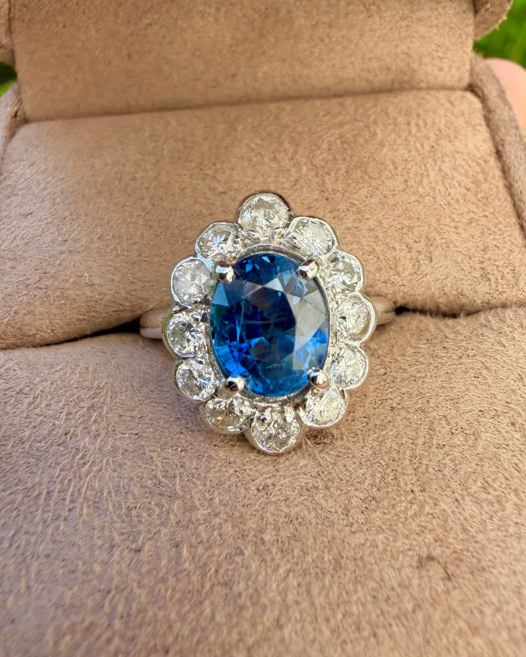 "Judith" Bague Pompadour en or blanc, saphir et diamants