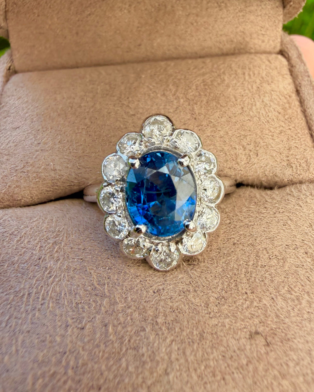 "Judith" Bague Pompadour en or blanc, saphir et diamants