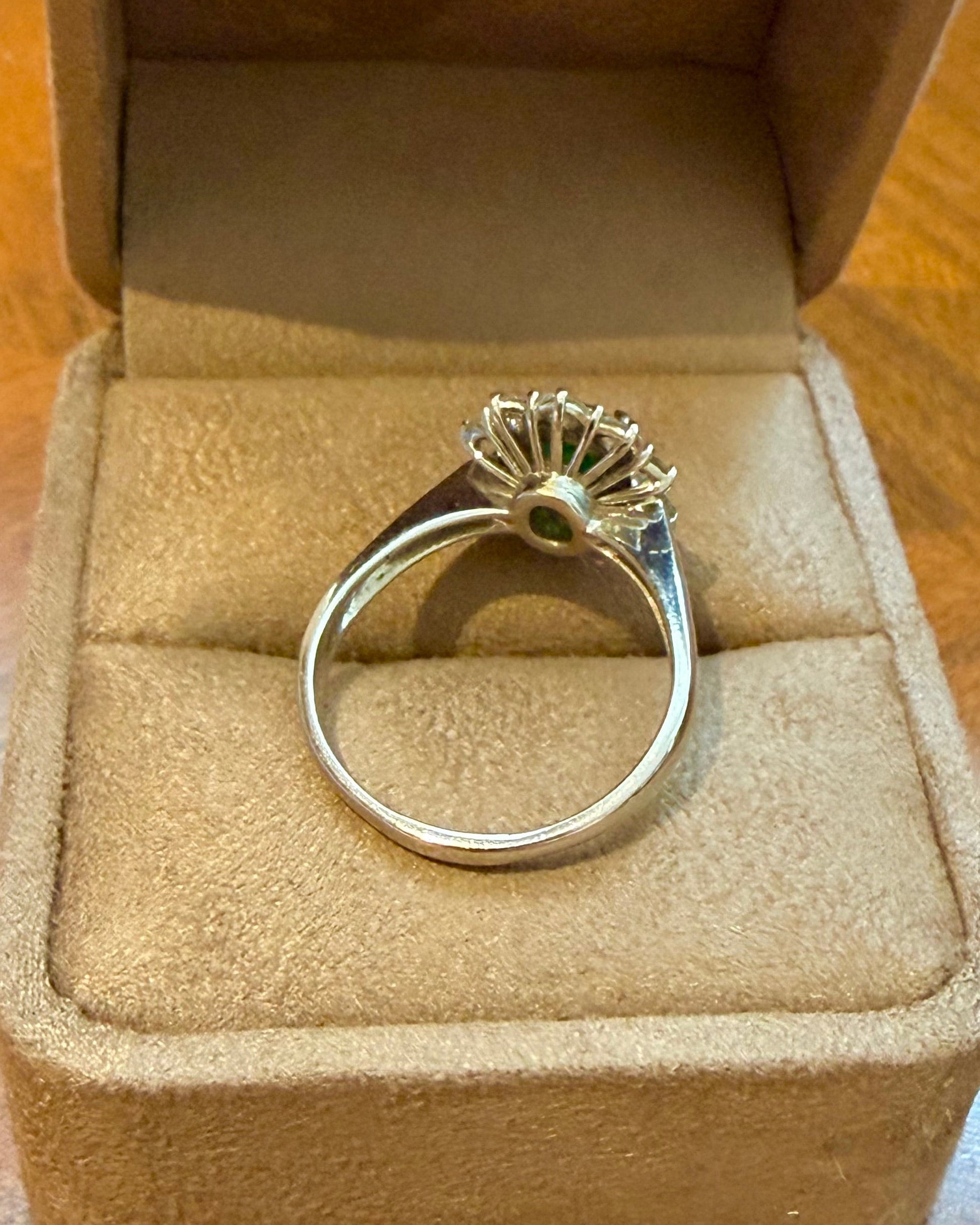 "Olympe" Bague Marguerite en or blanc émeraude et diamants
