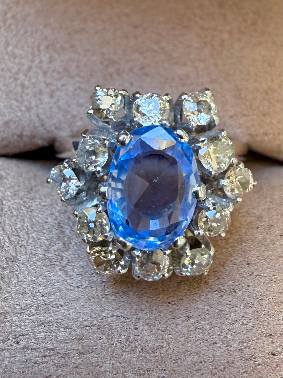 « Bianca » Bague entourage en or blanc saphir Ceylan et diamants