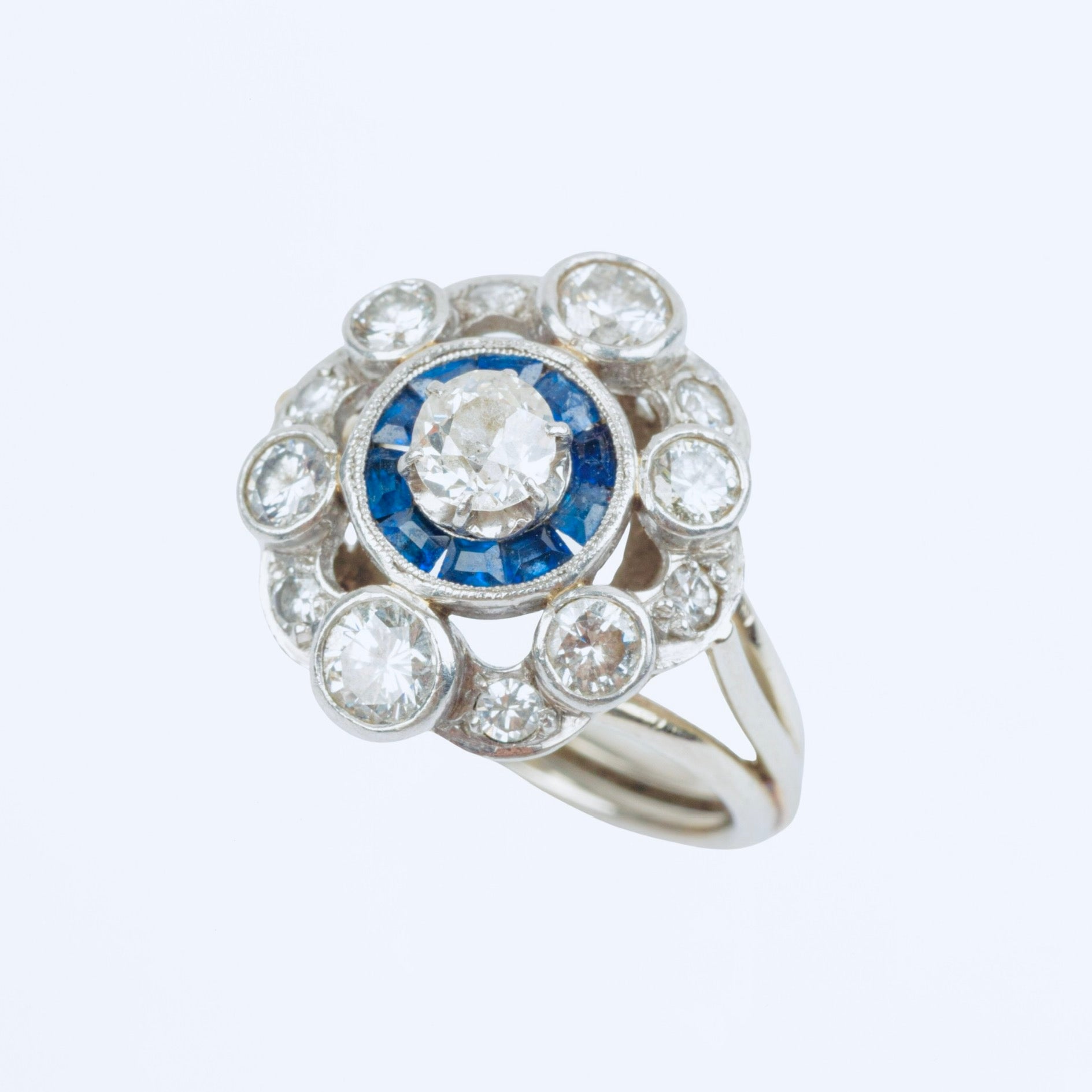 "Caroline" Bague Marguerite en platine, saphirs et diamants
