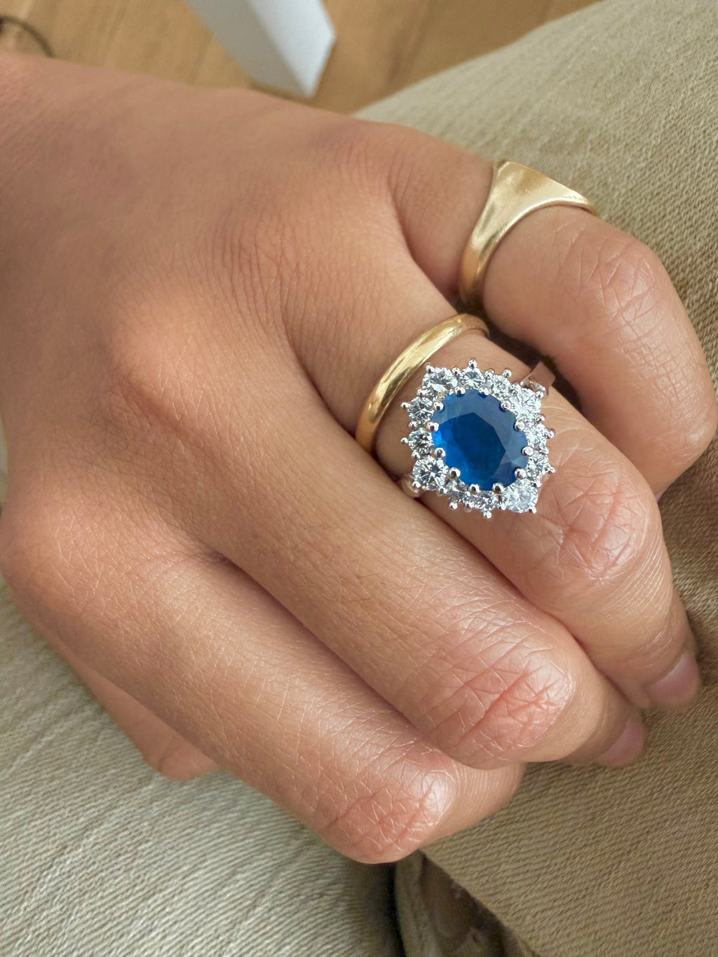 "Blandine" Bague Pompadour en or blanc, saphir et diamants