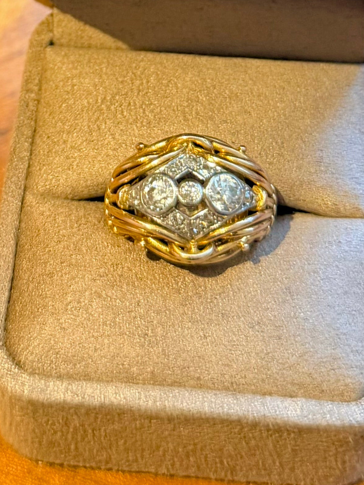 "Dalida" Bague dôme en or jaune, platine et diamants