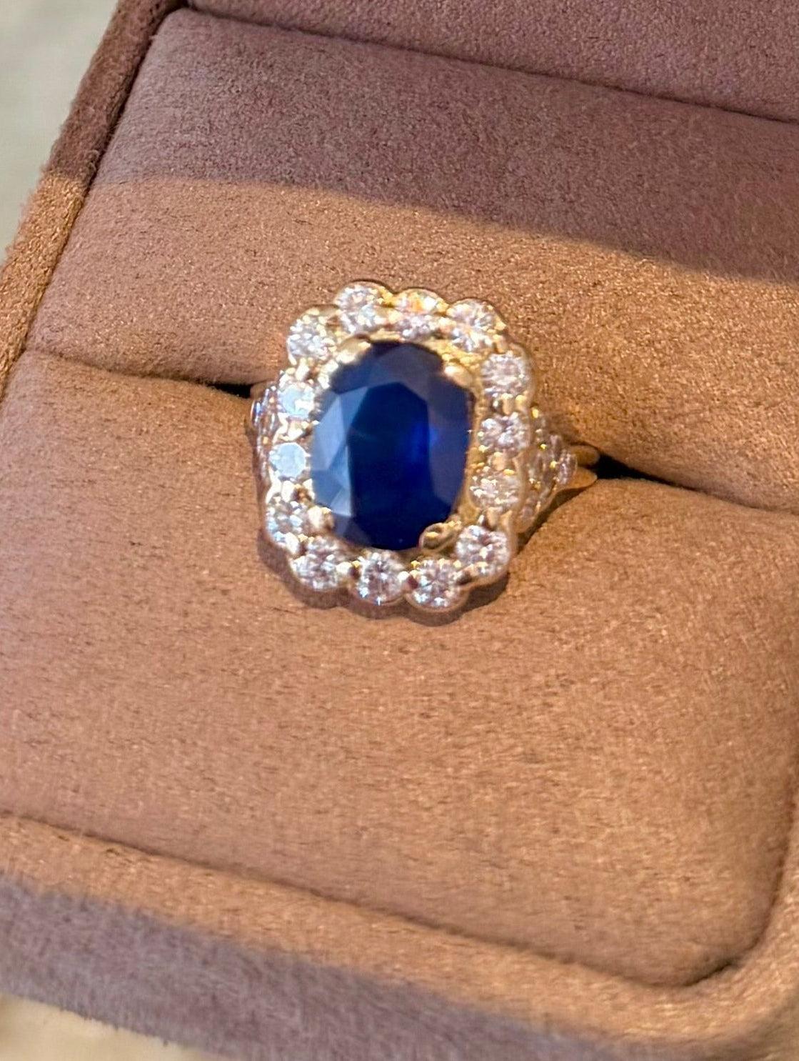 "Albane" Bague en or jaune, saphir et diamants