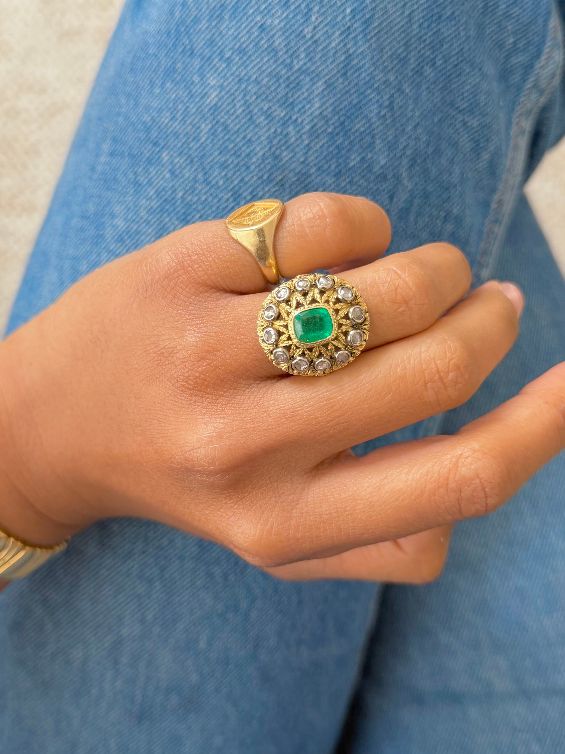 « Fabiola » Bague Pompadour en or jaune, émeraude et diamants
