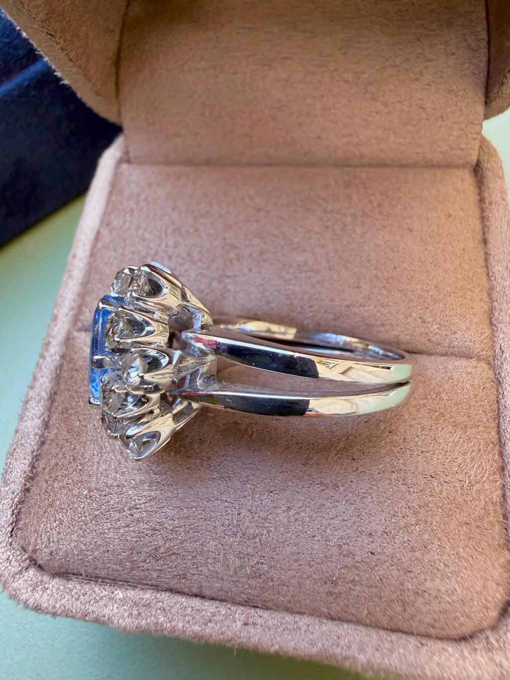 « Bianca » Bague entourage en or blanc saphir Ceylan et diamants