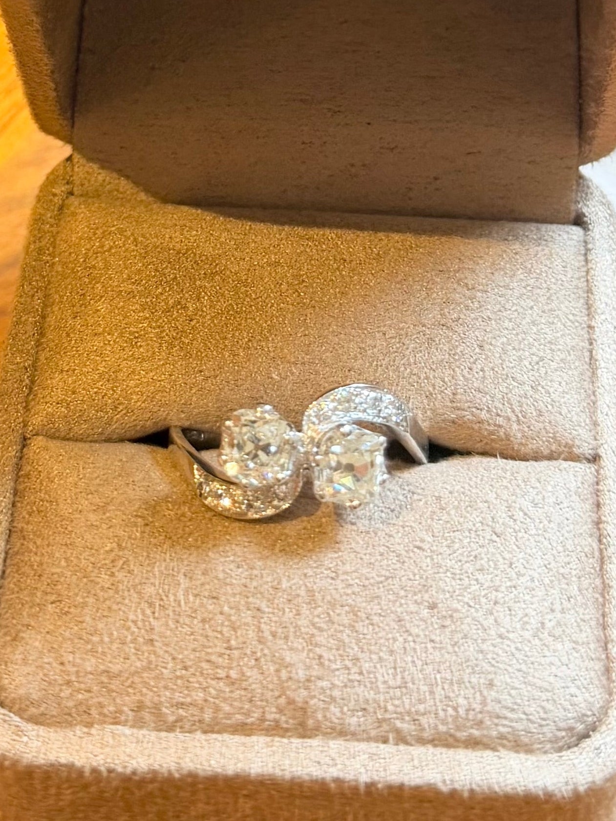 "Valentine" Bague vous et moi en or blanc et diamants 1.70 carats
