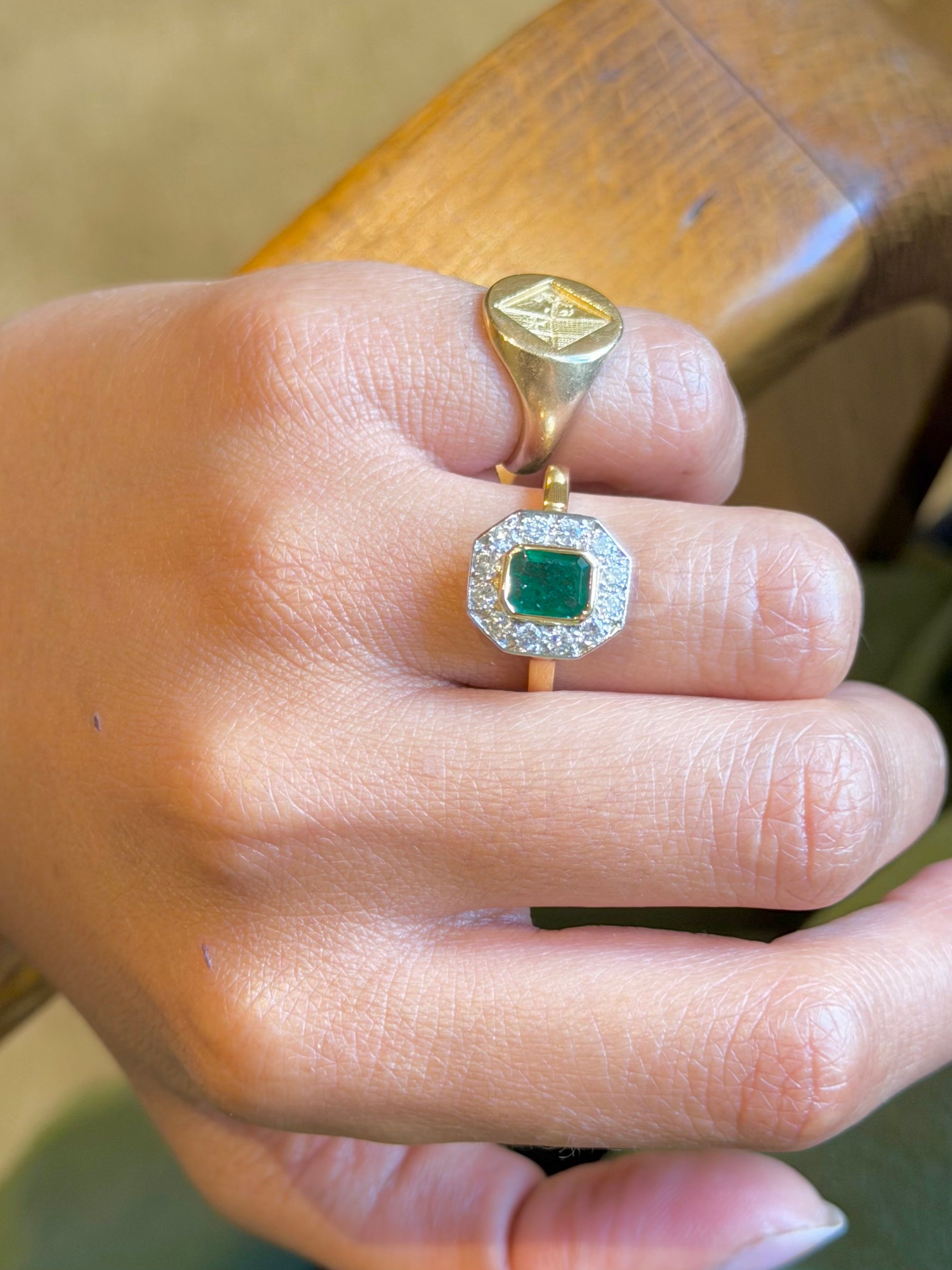 « Mahaut » Bague entourage en or jaune émeraude et diamants