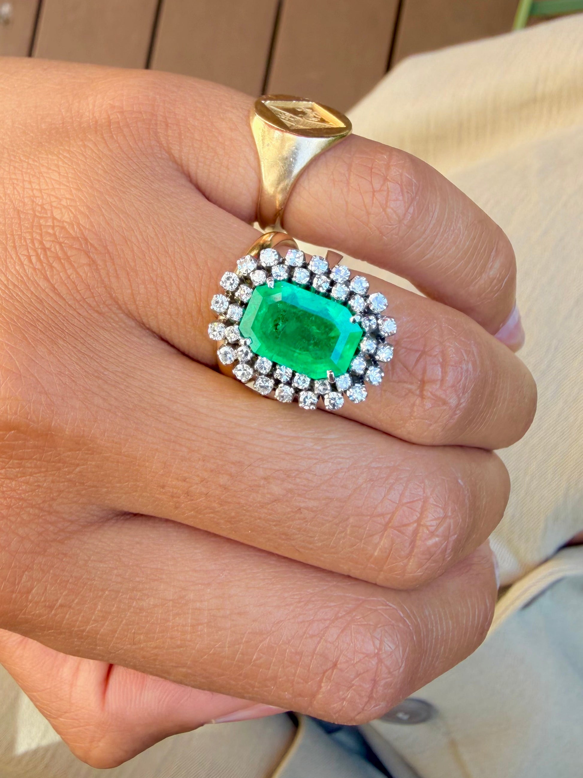 "Aurore" Bague Pompadour en or blanc, émeraude et diamants