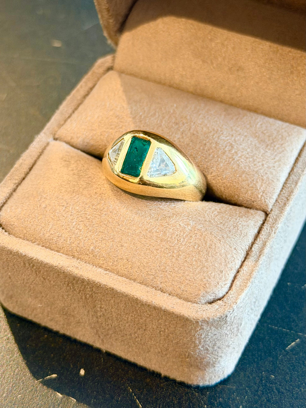 "Adèle" Bague Jonc en or jaune, émeraude et diamants