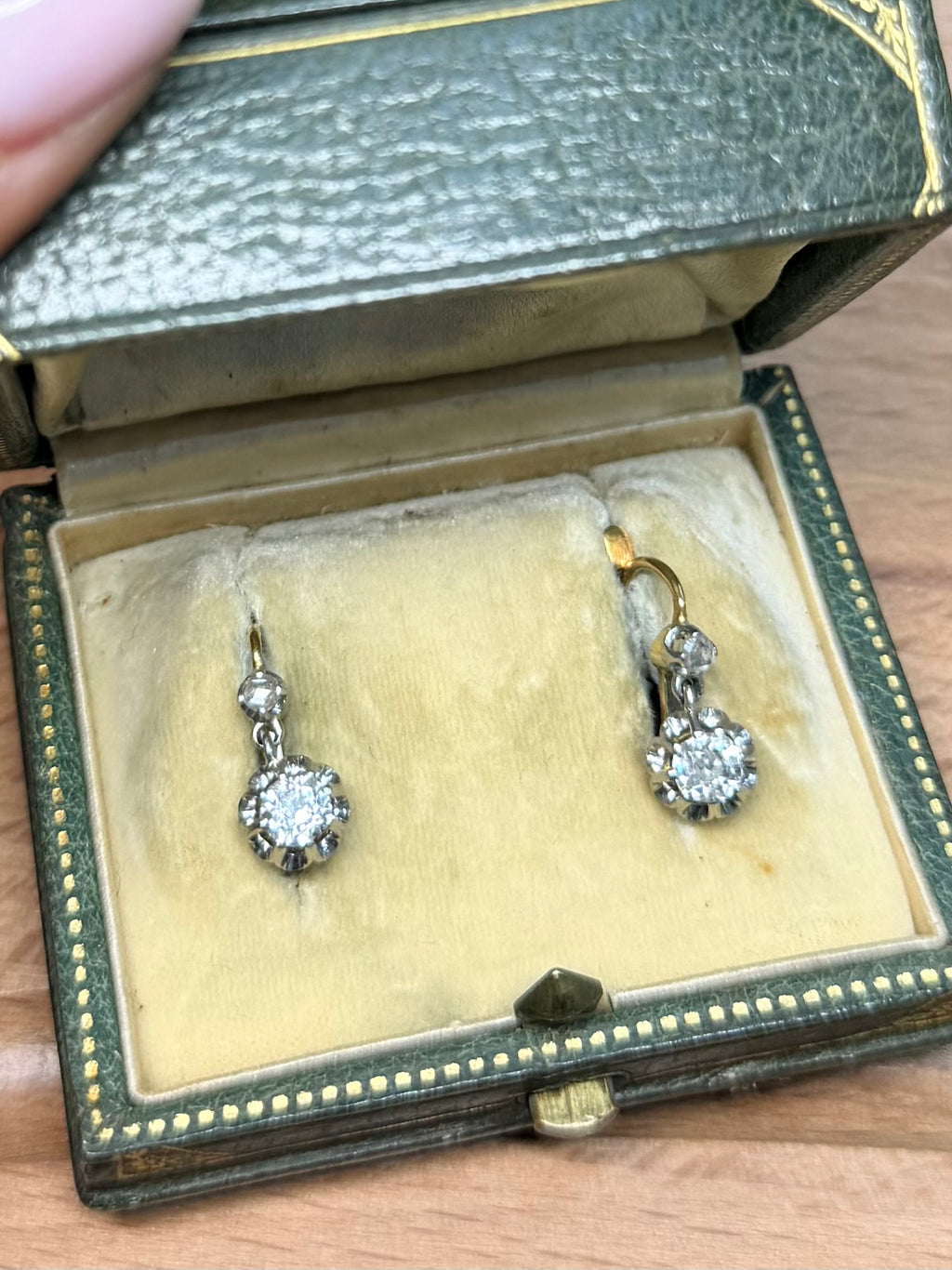 Dormeuses anciennes en or jaune, platine et diamants