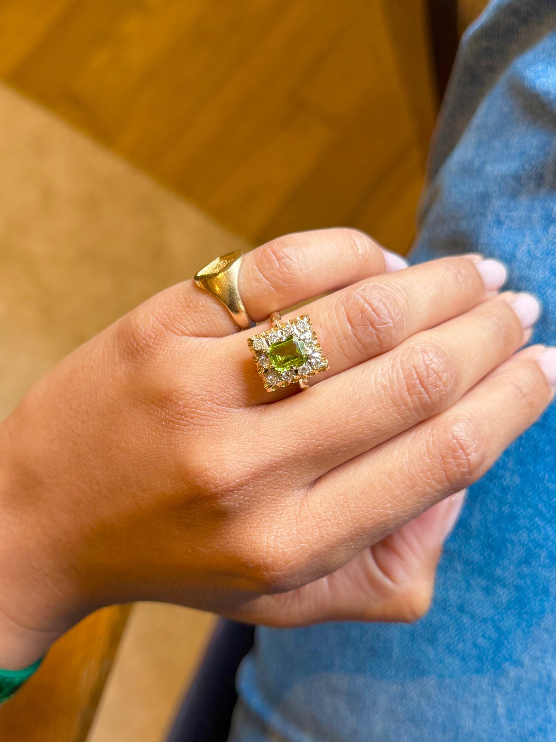 "Amandine" Bague entourage en or jaune, péridot et diamants