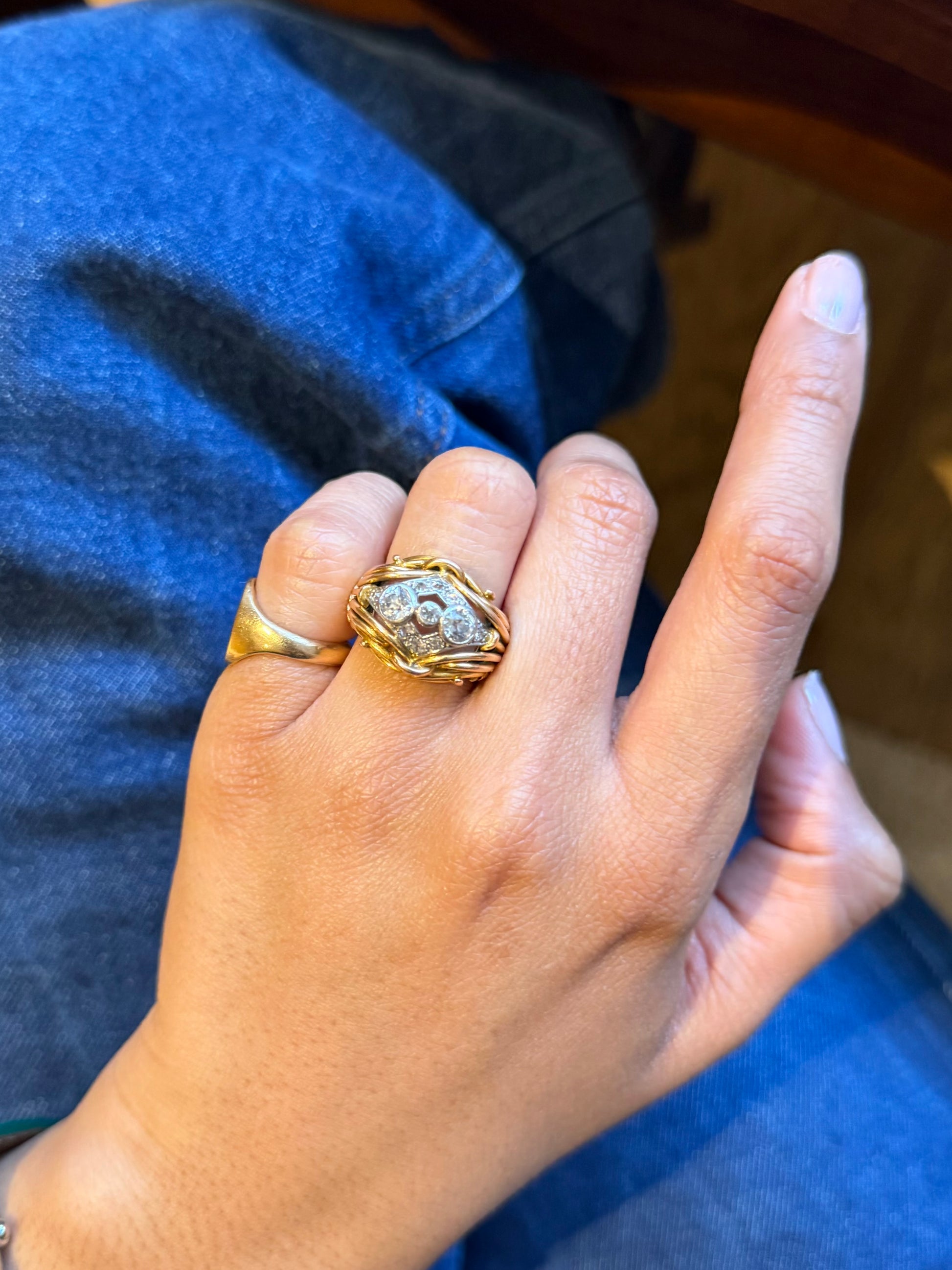 "Dalida" Bague dôme en or jaune, platine et diamants