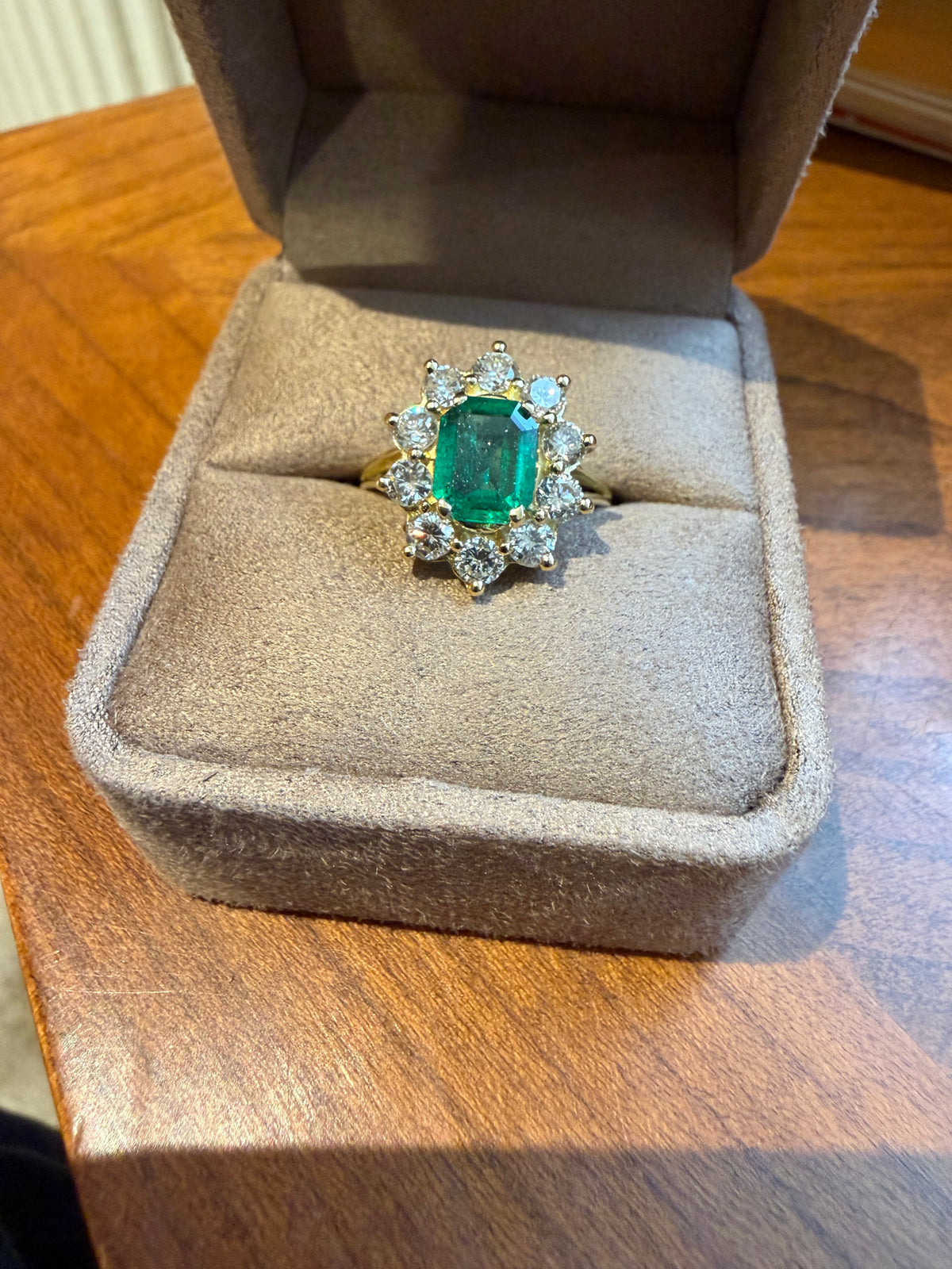 "Cécile" Bague Pompadour en or jaune, émeraude et diamants