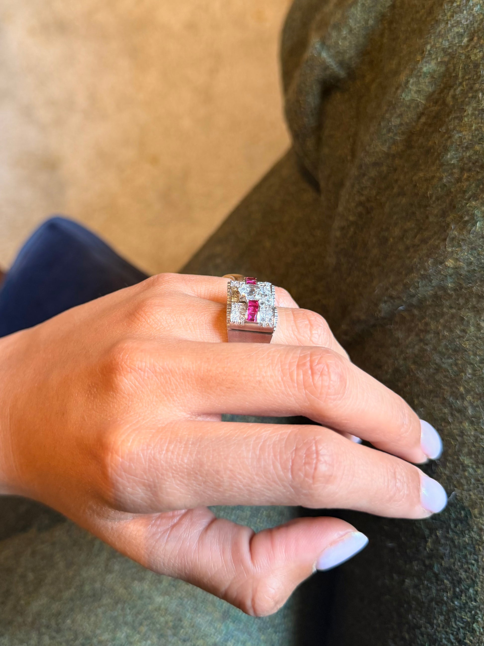 « Esther» Bague Tank en or blanc, rubis et diamants
