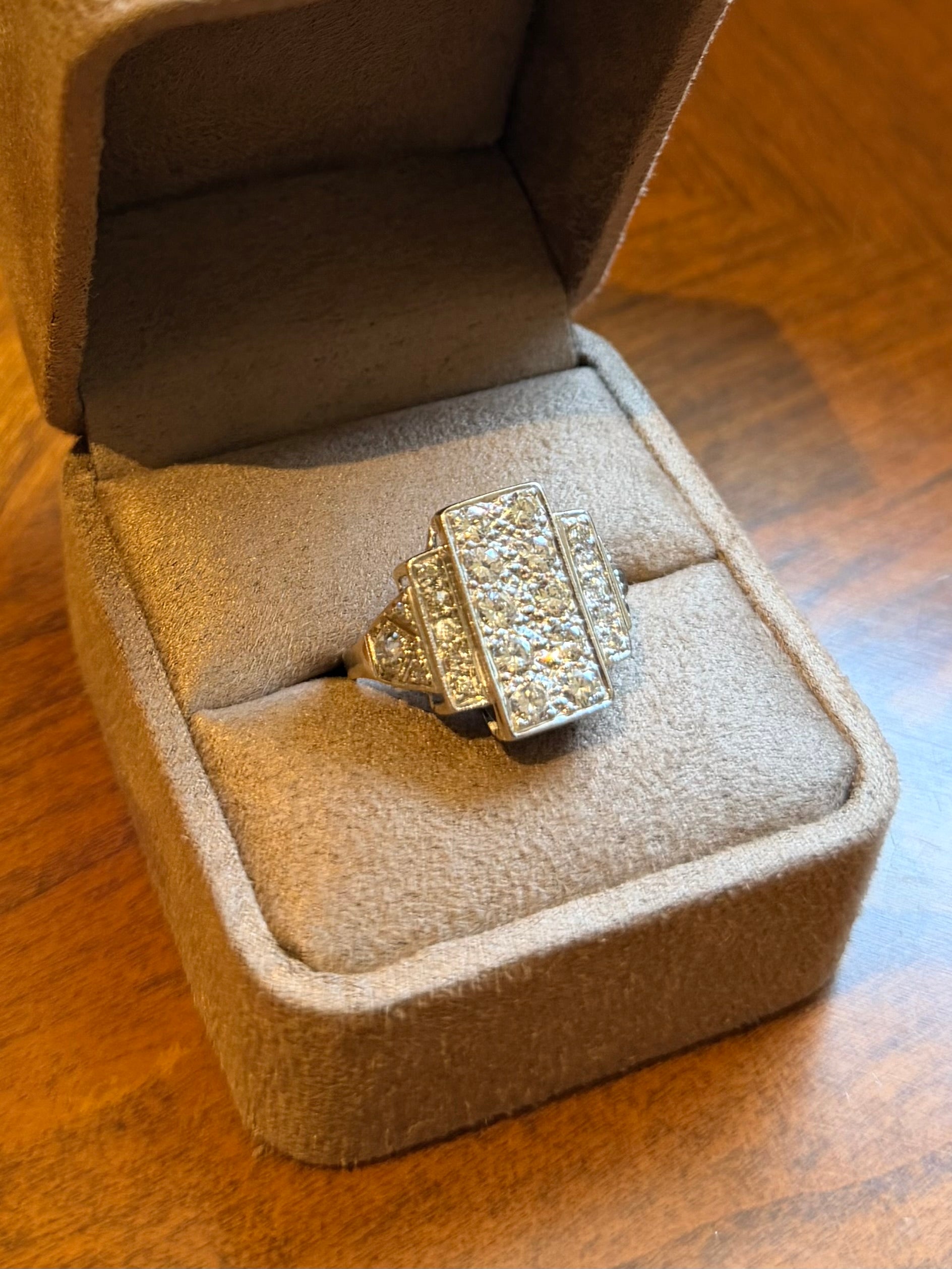 "Armelle" Bague Art déco, en platine et diamants