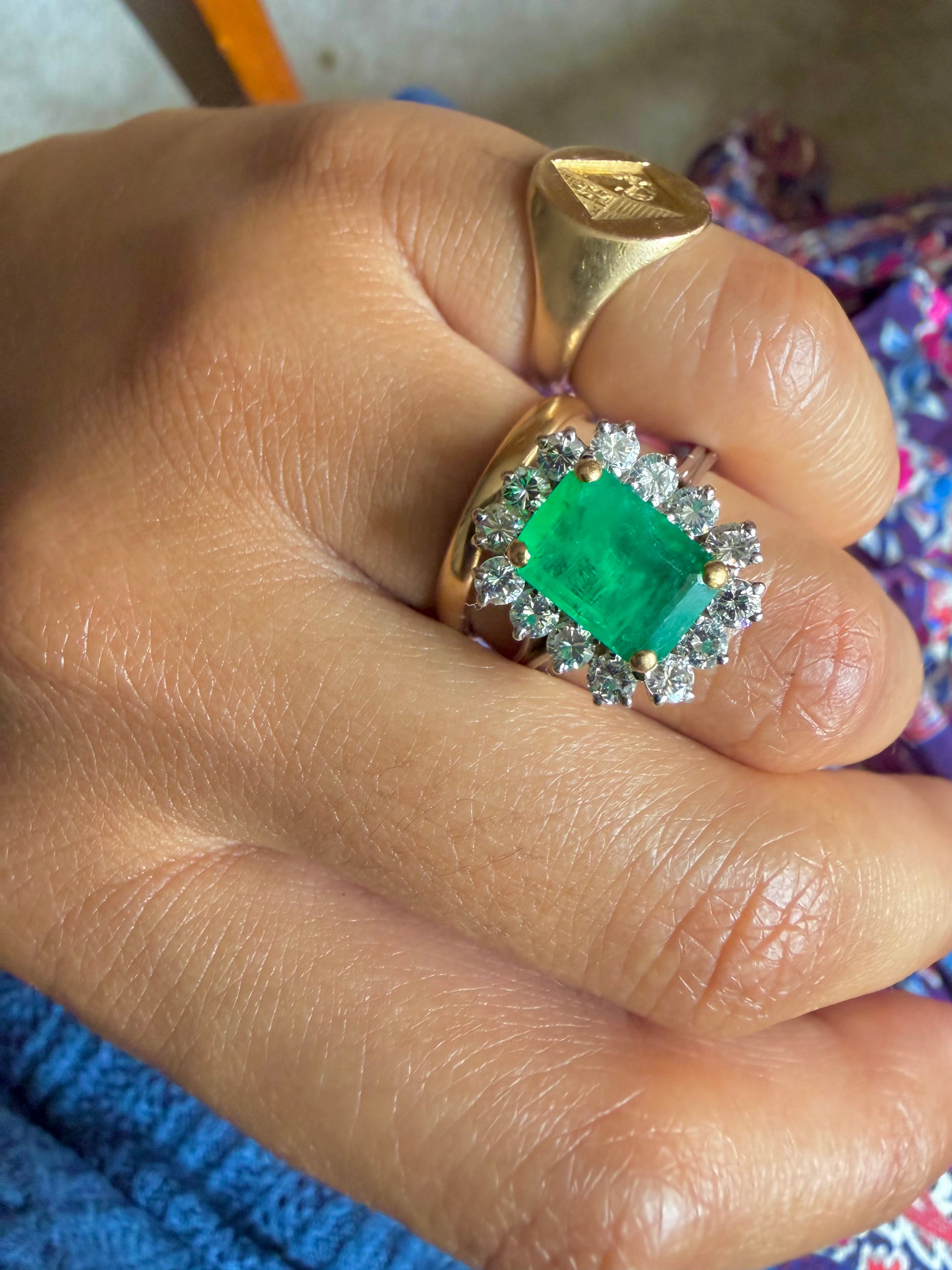 '' Emilie"  Bague entourage en or blanc émeraude et diamants