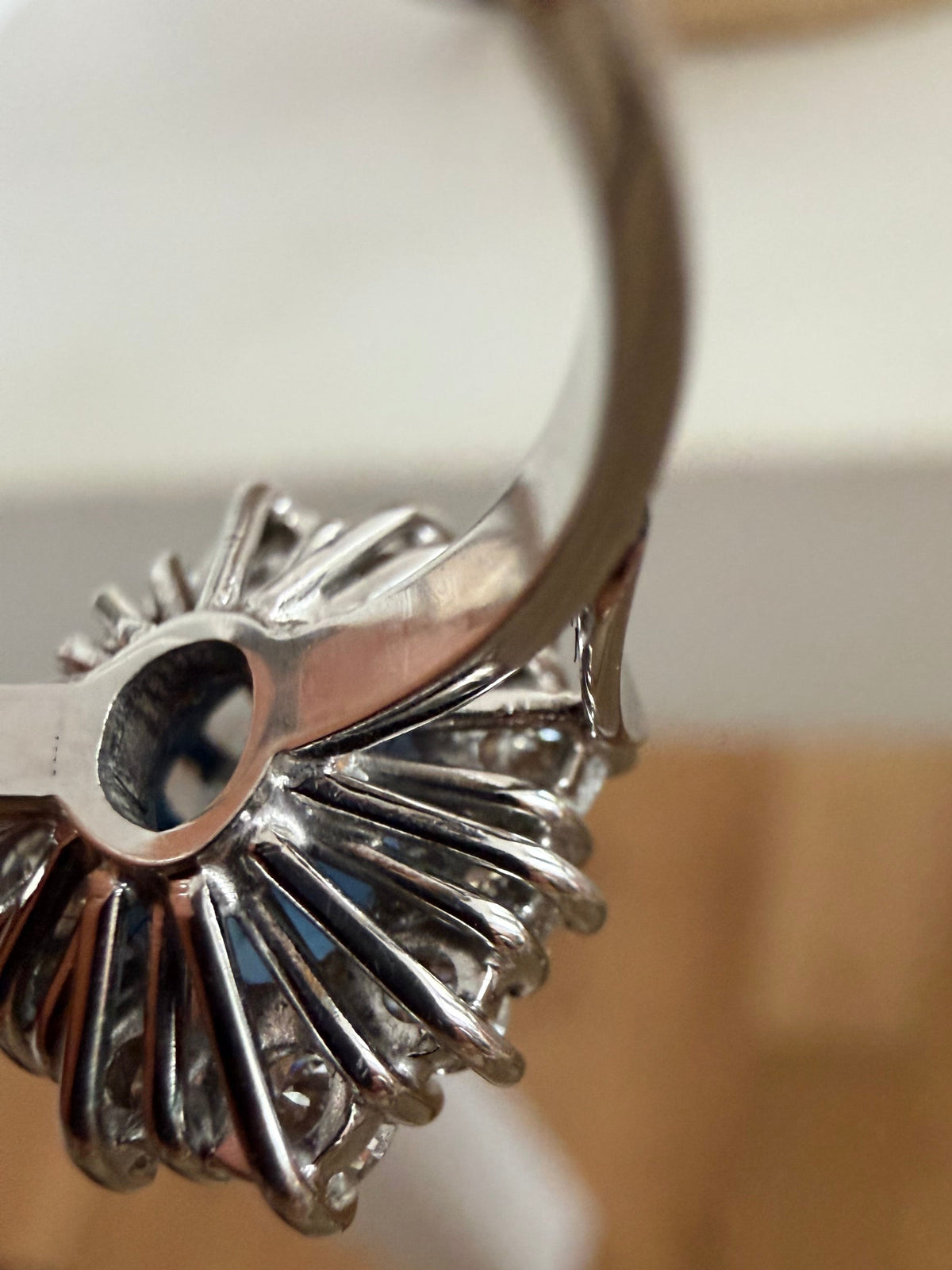 "Blandine" Bague Pompadour en or blanc, saphir et diamants