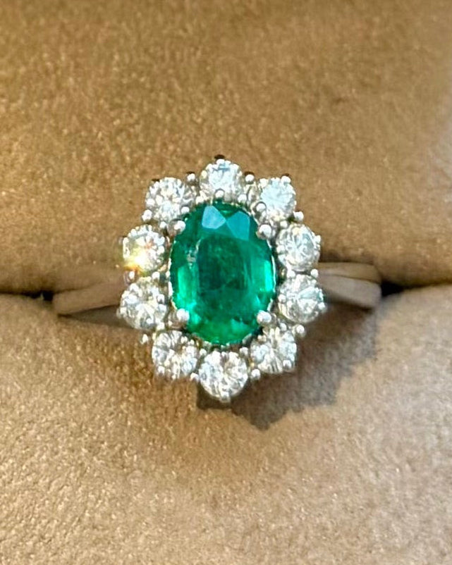"Olympe" Bague Marguerite en or blanc émeraude et diamants