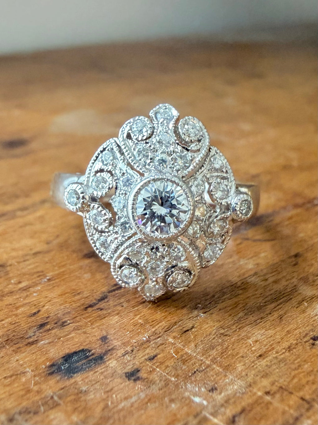 "Colombine" Bague entourage en or blanc et diamants